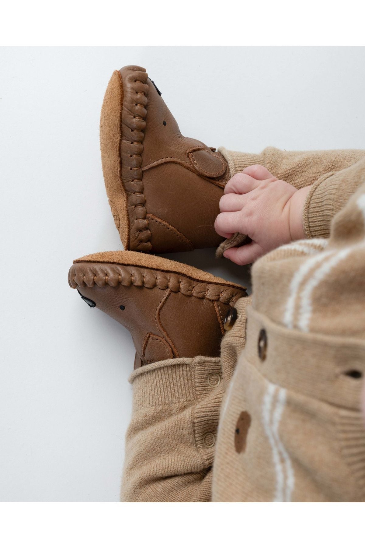 Kapi Classic Booties | Bear - Cognac Classic Leather van Donsje Amsterdam | Kids Conceptstore Le Fanfare