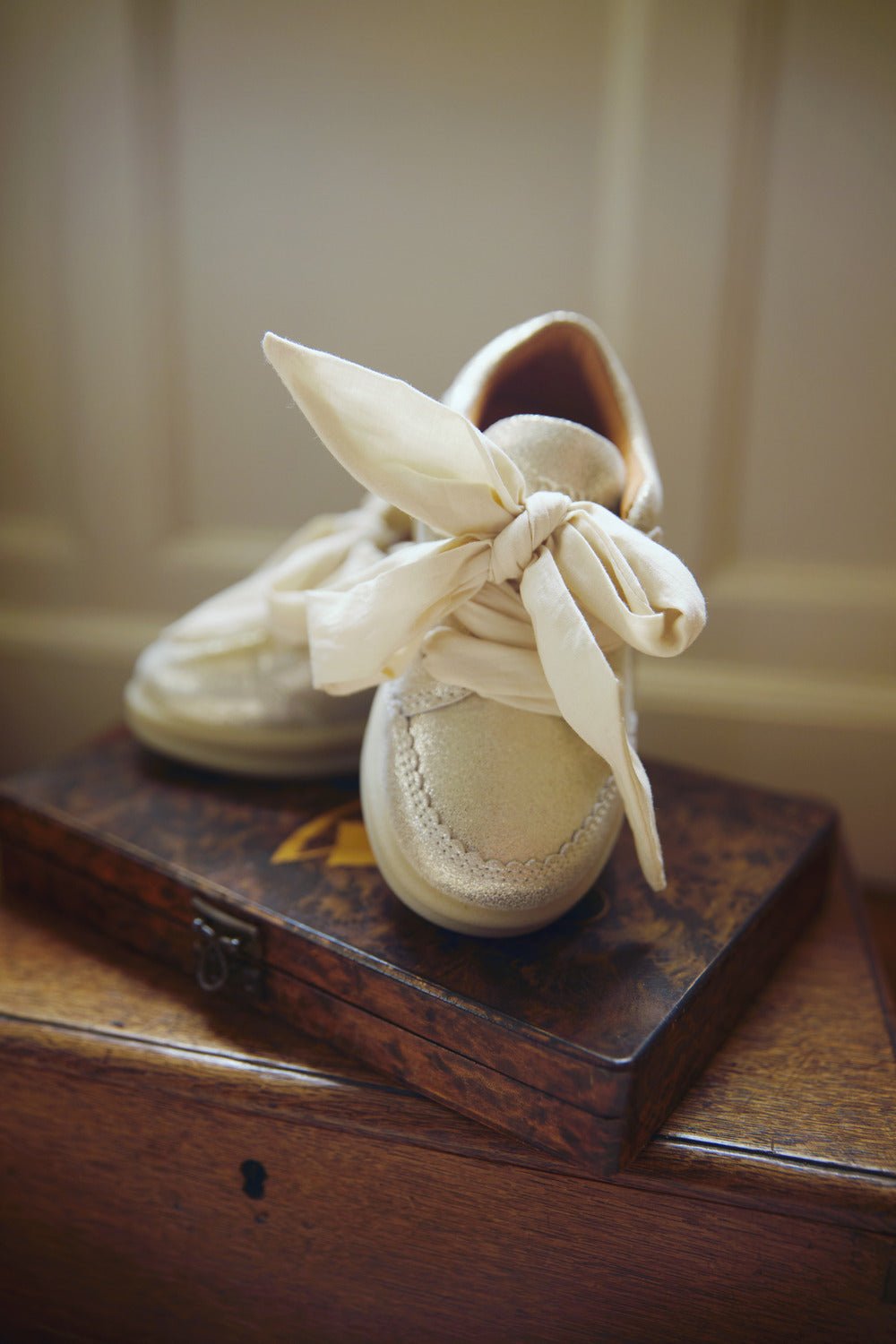 Lexley Sneakers - Silver Metallic Leather van Donsje Amsterdam | Kids Conceptstore Le Fanfare