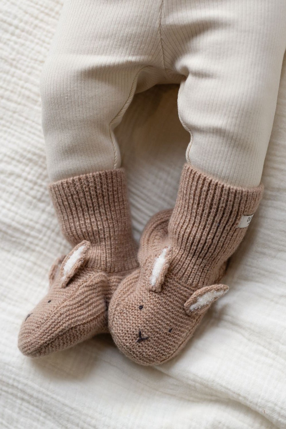 Maicer Merino Wool Booties | Fluffy Bunny - Hazelnut van Donsje Amsterdam | Kids Conceptstore Le Fanfare