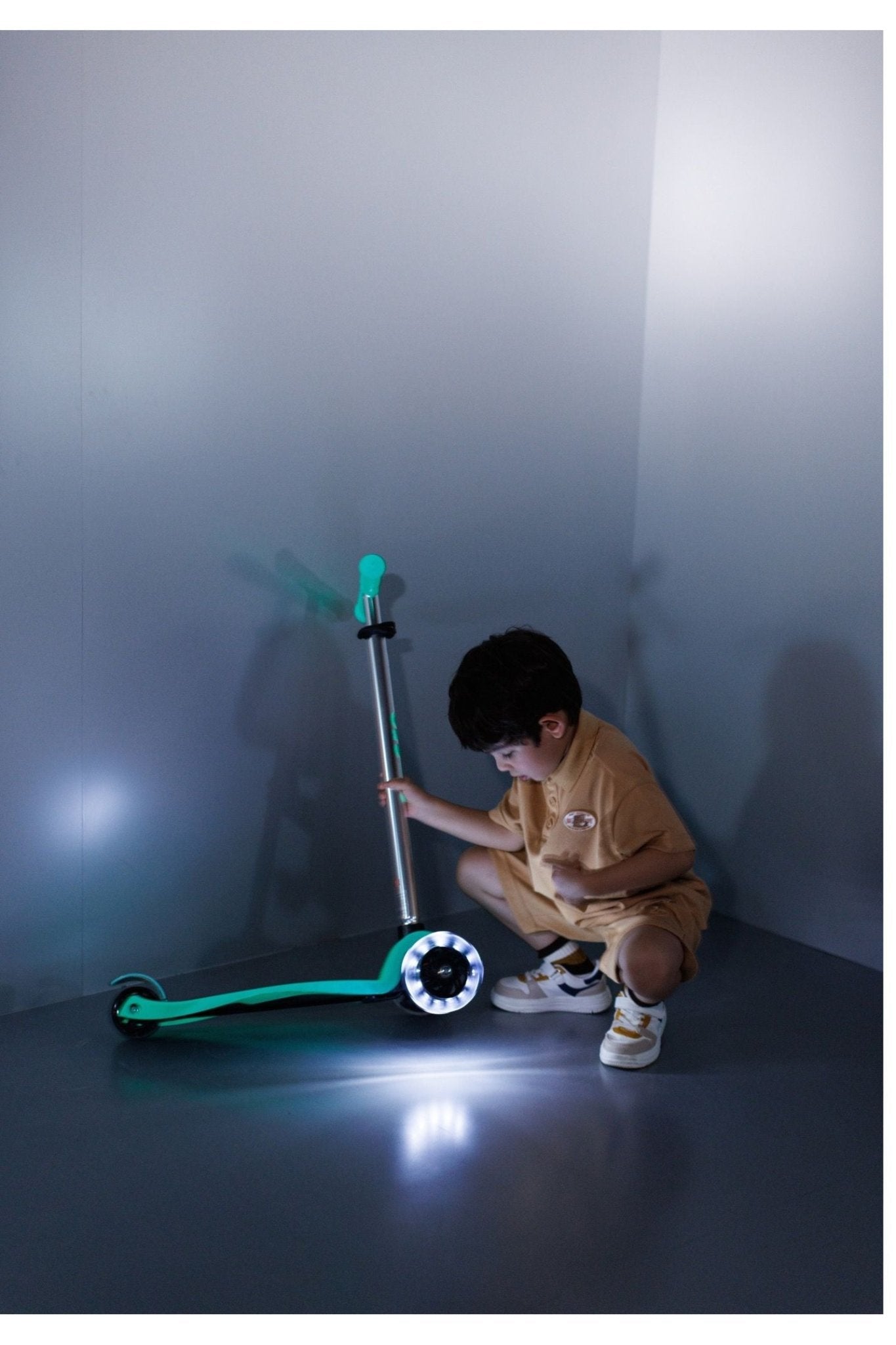 Maxi Micro step Deluxe Glow Plus LED - Aqua Mint van Micro Step | Kids Conceptstore Le Fanfare