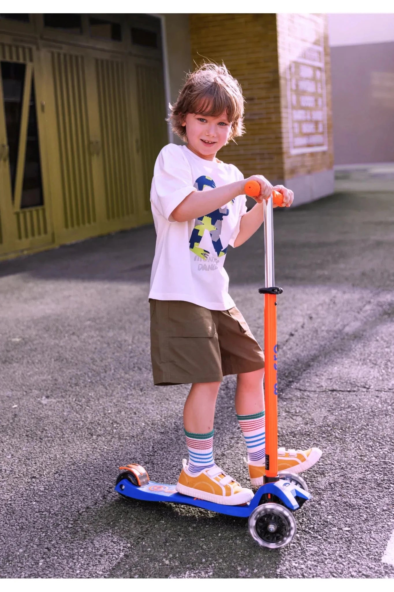 Maxi Micro step Deluxe LED blauw oranje neon van Micro Step | Kids Conceptstore Le Fanfare