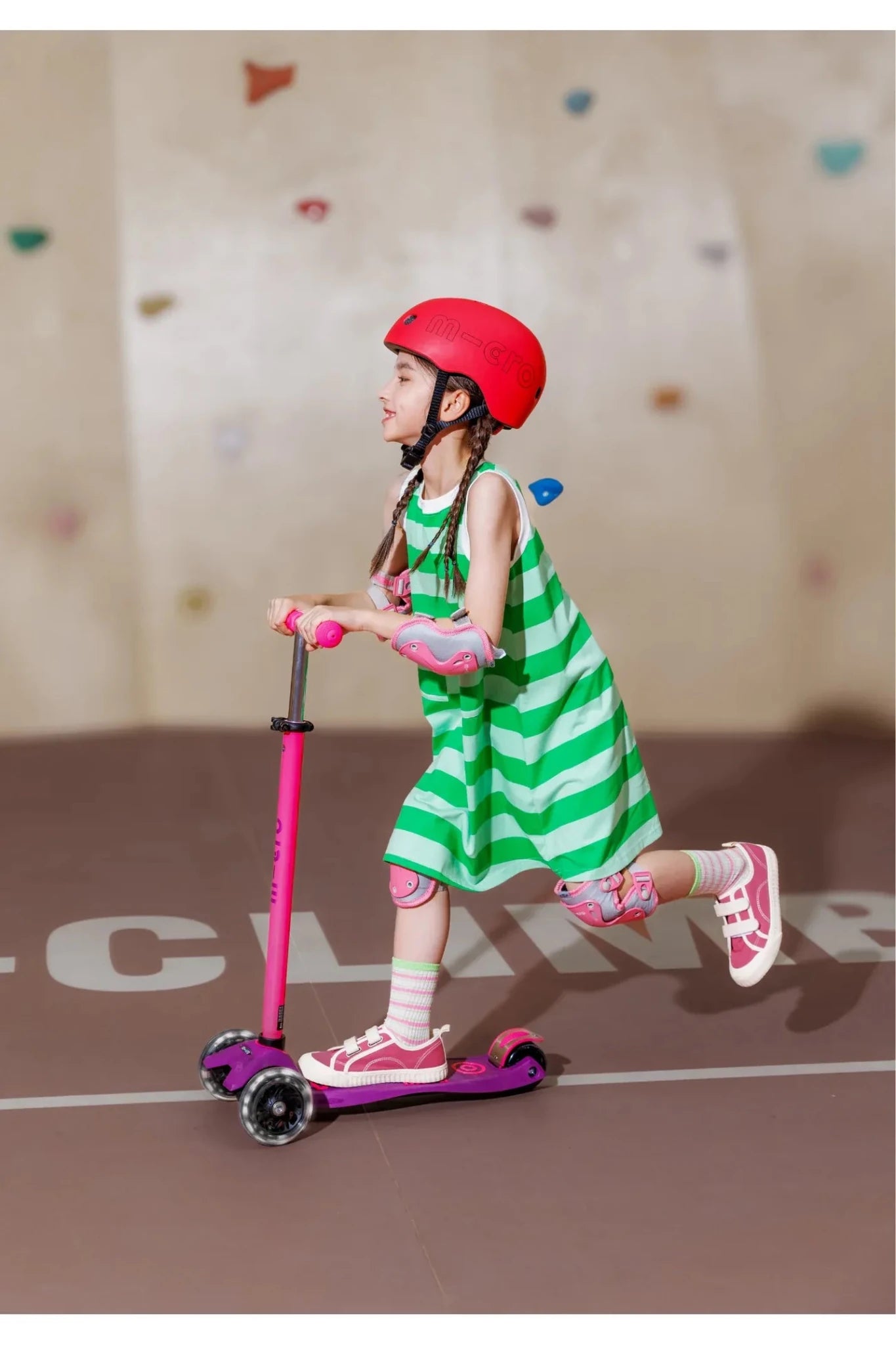 Maxi Micro step Deluxe LED paars roze neon van Micro Step | Kids Conceptstore Le Fanfare