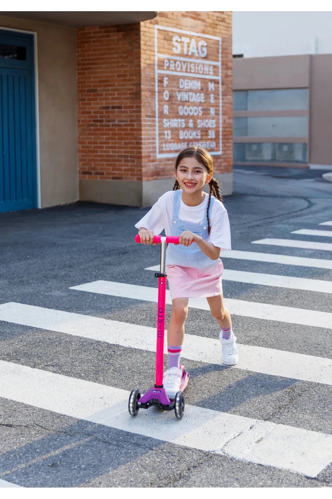 Maxi Micro step Deluxe LED paars roze neon van Micro Step | Kids Conceptstore Le Fanfare