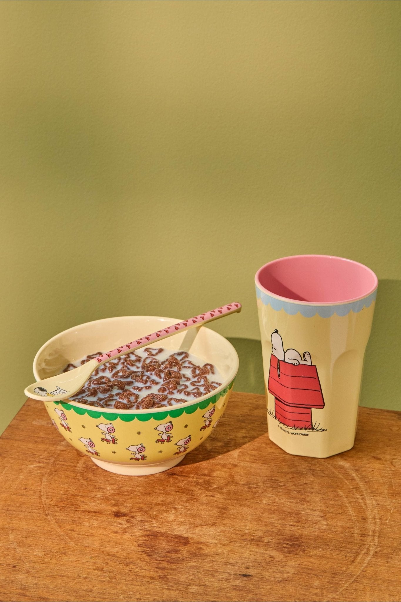 Melamine Bowl with Yellow Snoopy Print - Medium van Rice | Kids Conceptstore Le Fanfare