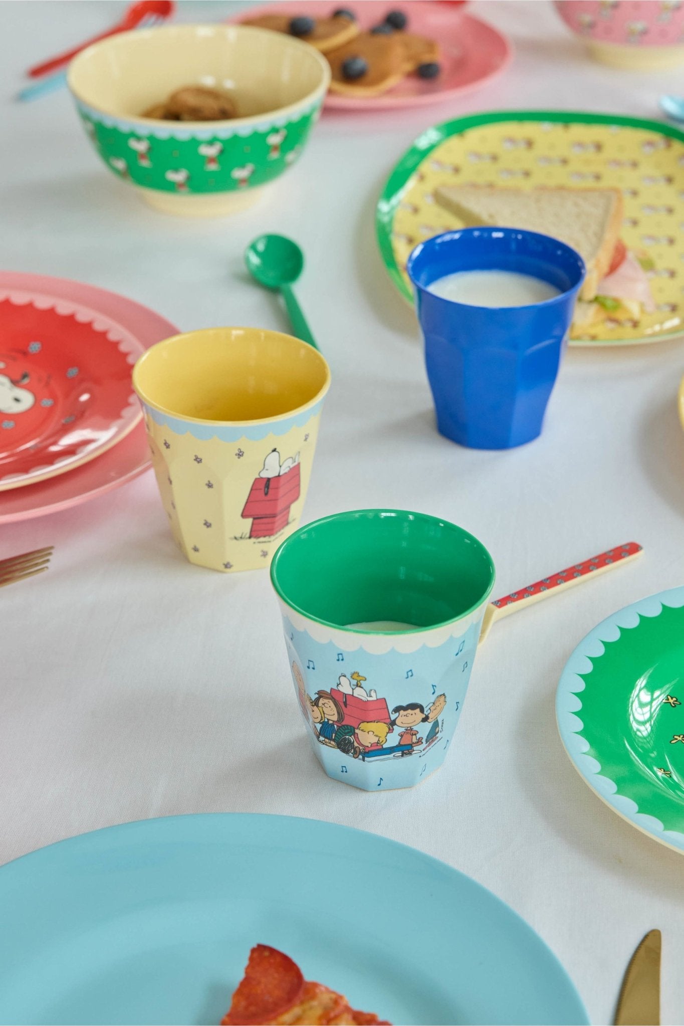 Melamine Cup with Soft Blue Snoopy Print - Medium van Rice | Kids Conceptstore Le Fanfare