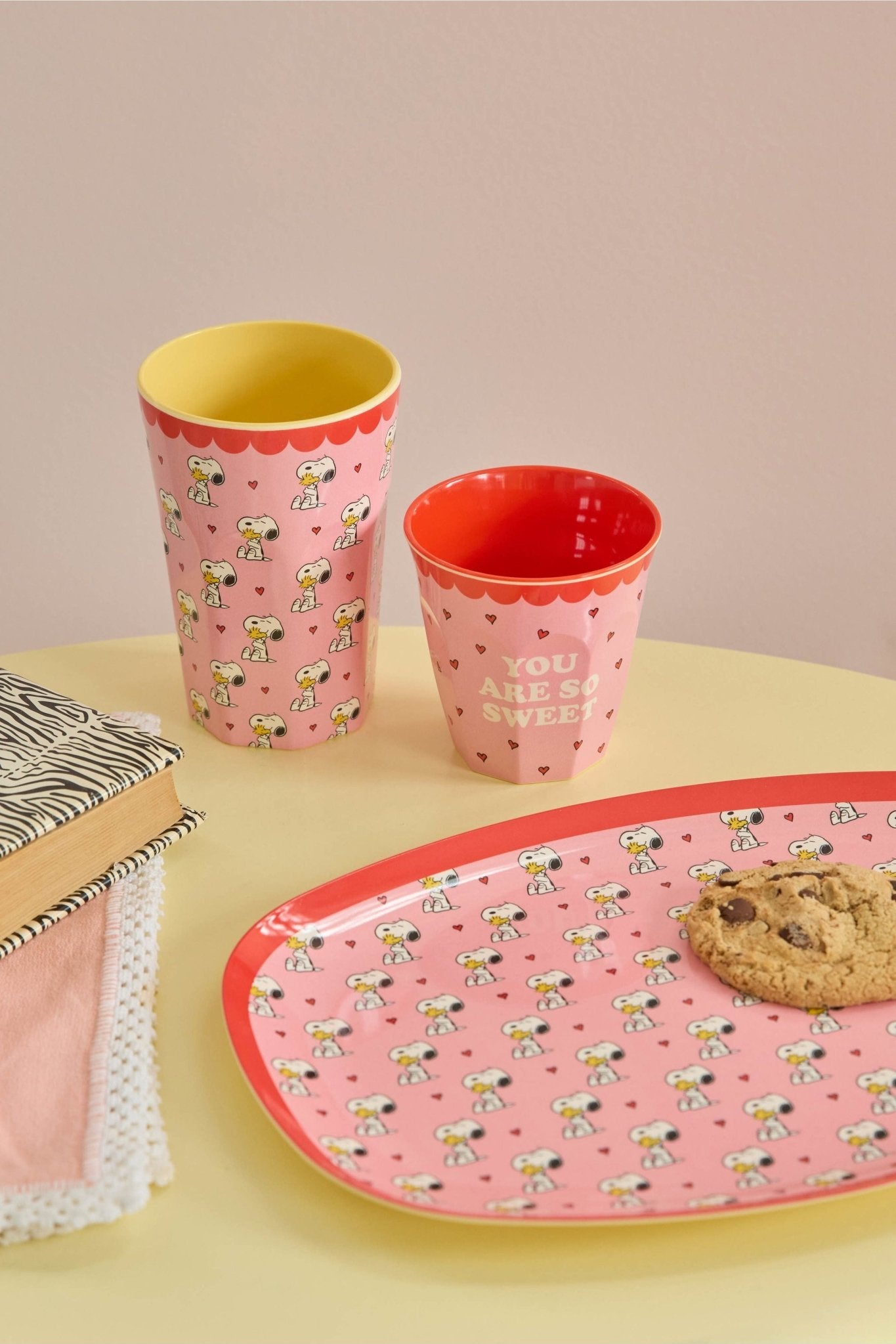 Melamine Rectangular Plate with Pink Snoopy Print van Rice | Kids Conceptstore Le Fanfare