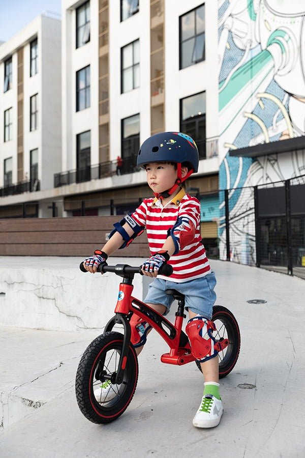 Micro Loopfiets Deluxe Red van Micro Step | Kids Conceptstore Le Fanfare