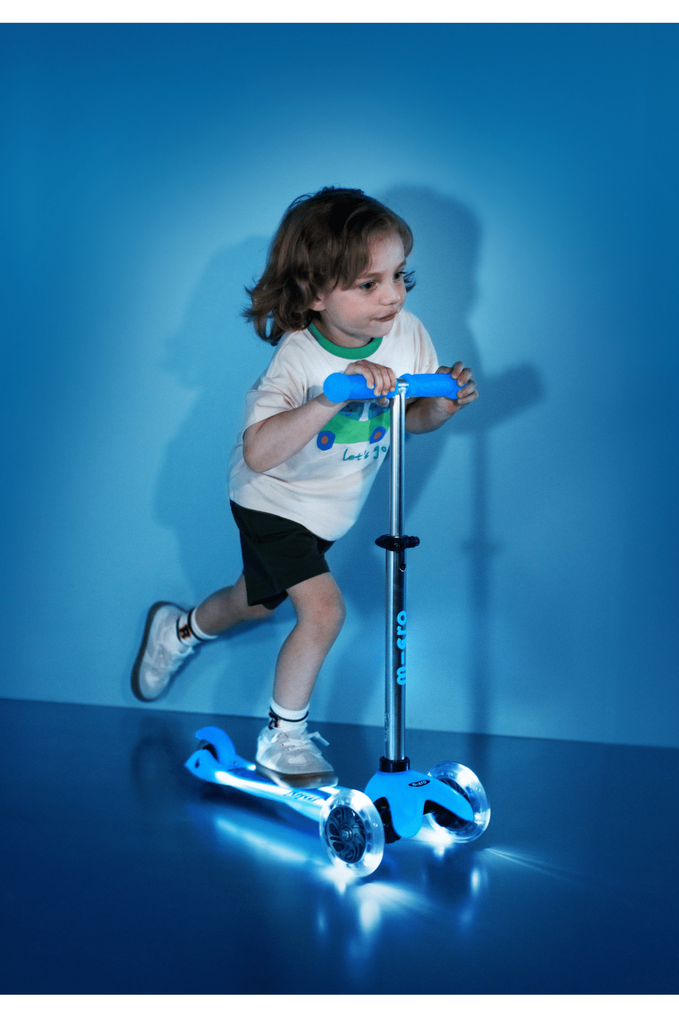 Micro Mini Deluxe Glow LED Plus arctic blue van Micro Step | Kids Conceptstore Le Fanfare