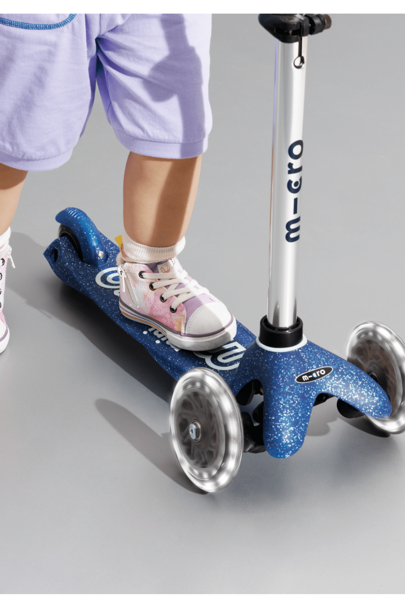 Mini Micro Step Deluxe Glitter LED Blue van Micro Step | Kids Conceptstore Le Fanfare