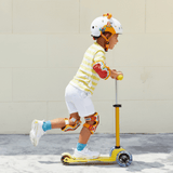 Mini Micro step Deluxe LED Geel van Micro Step | Kids Conceptstore Le Fanfare
