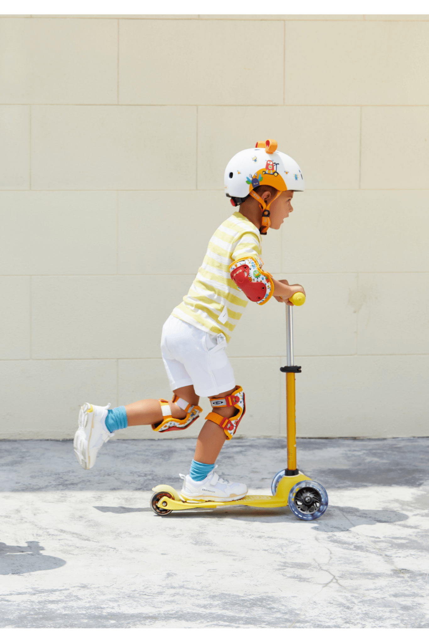 Mini Micro step Deluxe LED Geel van Micro Step | Kids Conceptstore Le Fanfare