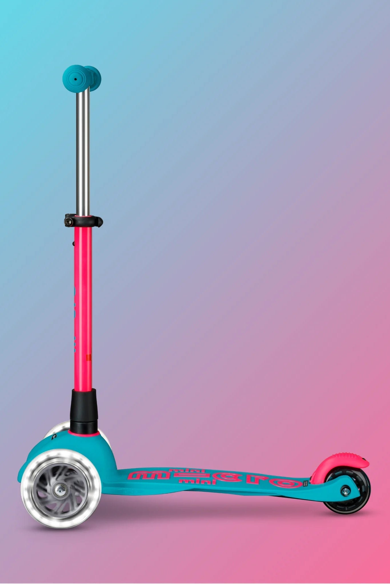 Mini Micro step Deluxe LED Neon Aqua/Roze van Micro Step | Kids Conceptstore Le Fanfare