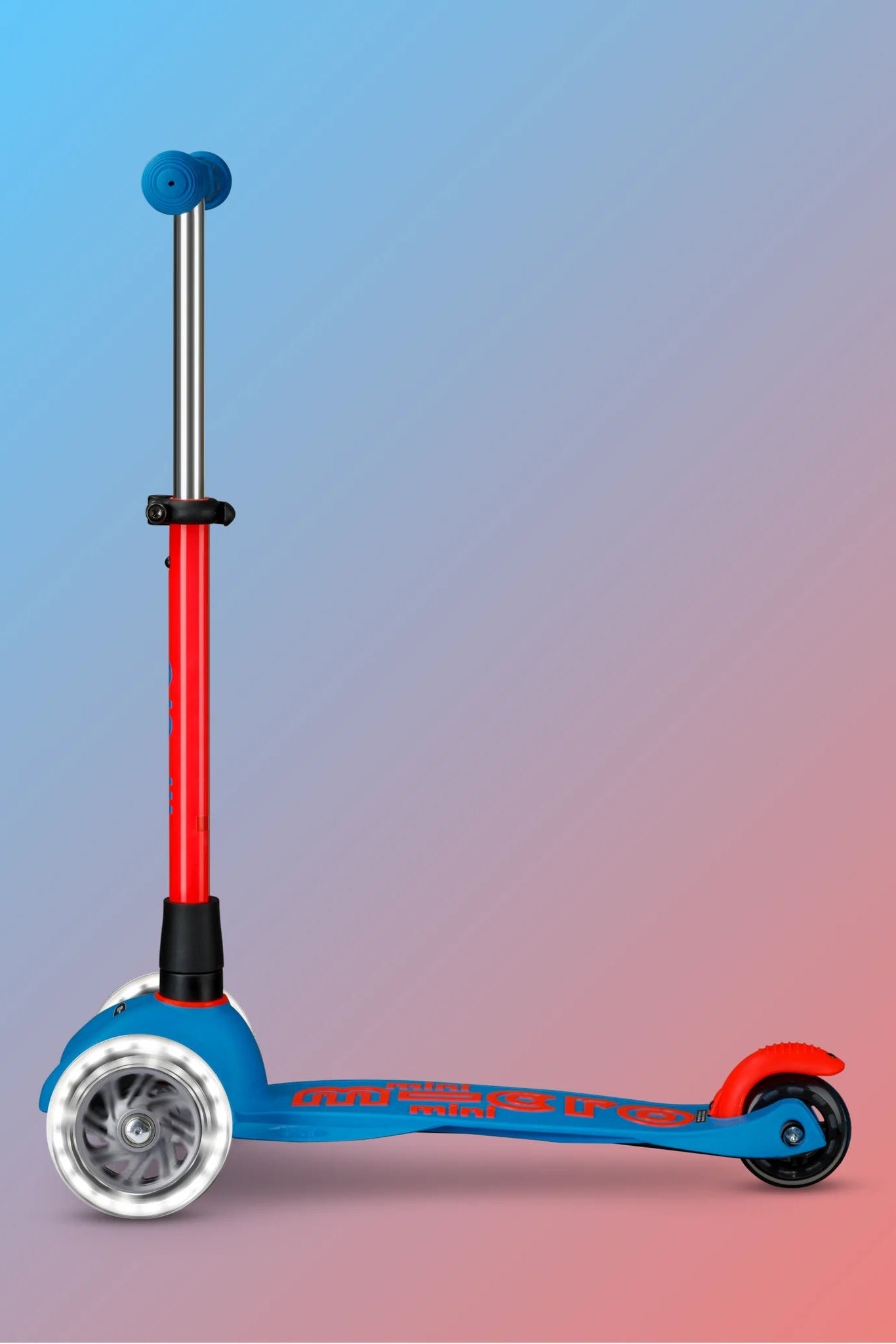 Mini Micro step Deluxe LED Neon Blauw/Rood van Micro Step | Kids Conceptstore Le Fanfare