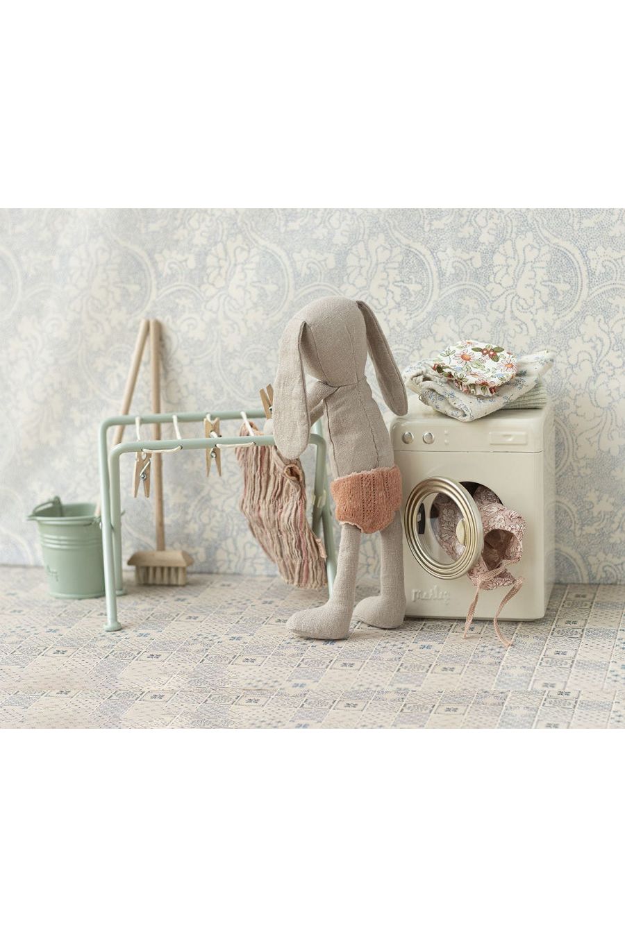 Miniature Bucket And Mop van Maileg | Kids Conceptstore Le Fanfare