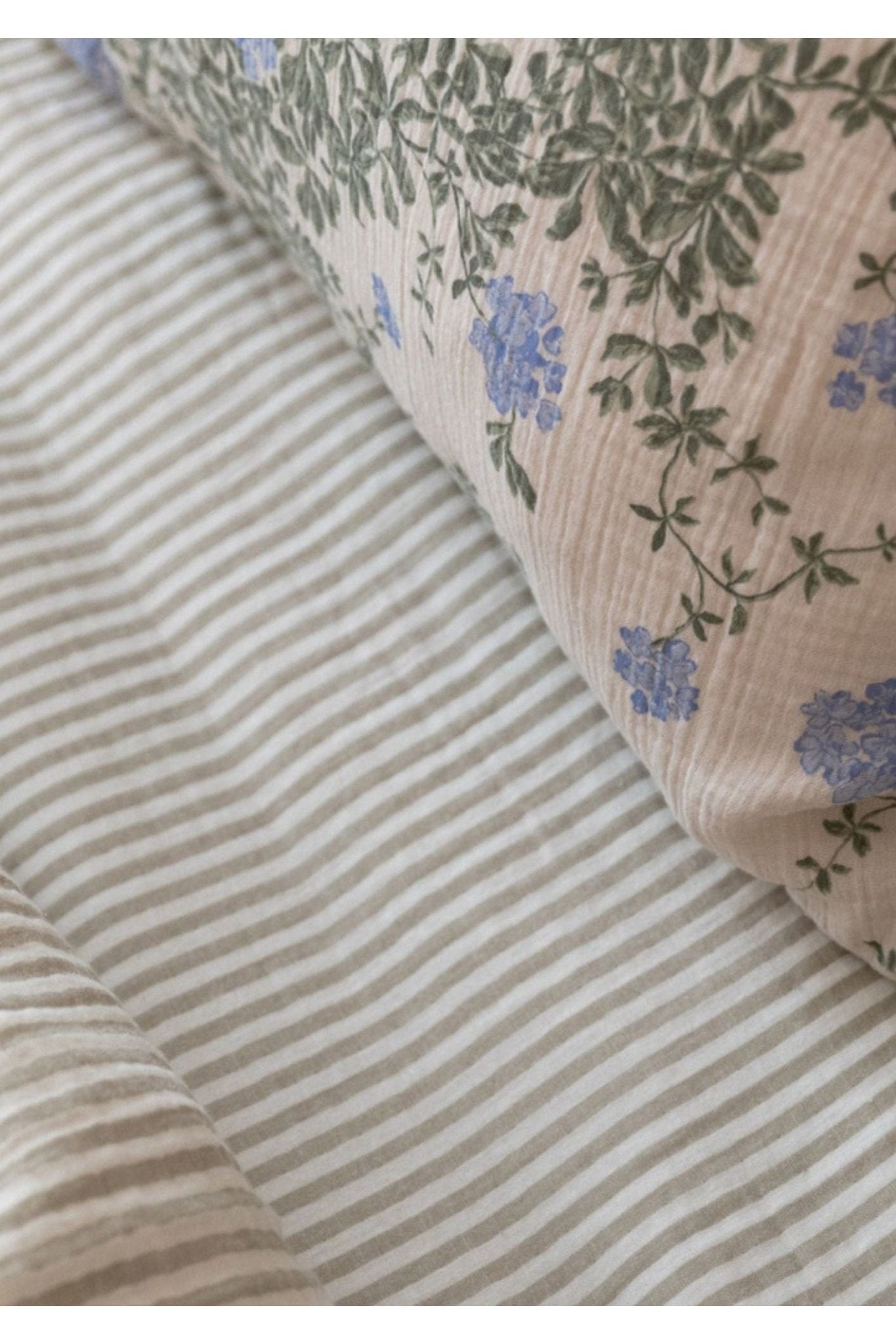 Muslin Junior Fitted Sheet 60x120, Stripe Anjou van garbo&friends | Kids Conceptstore Le Fanfare