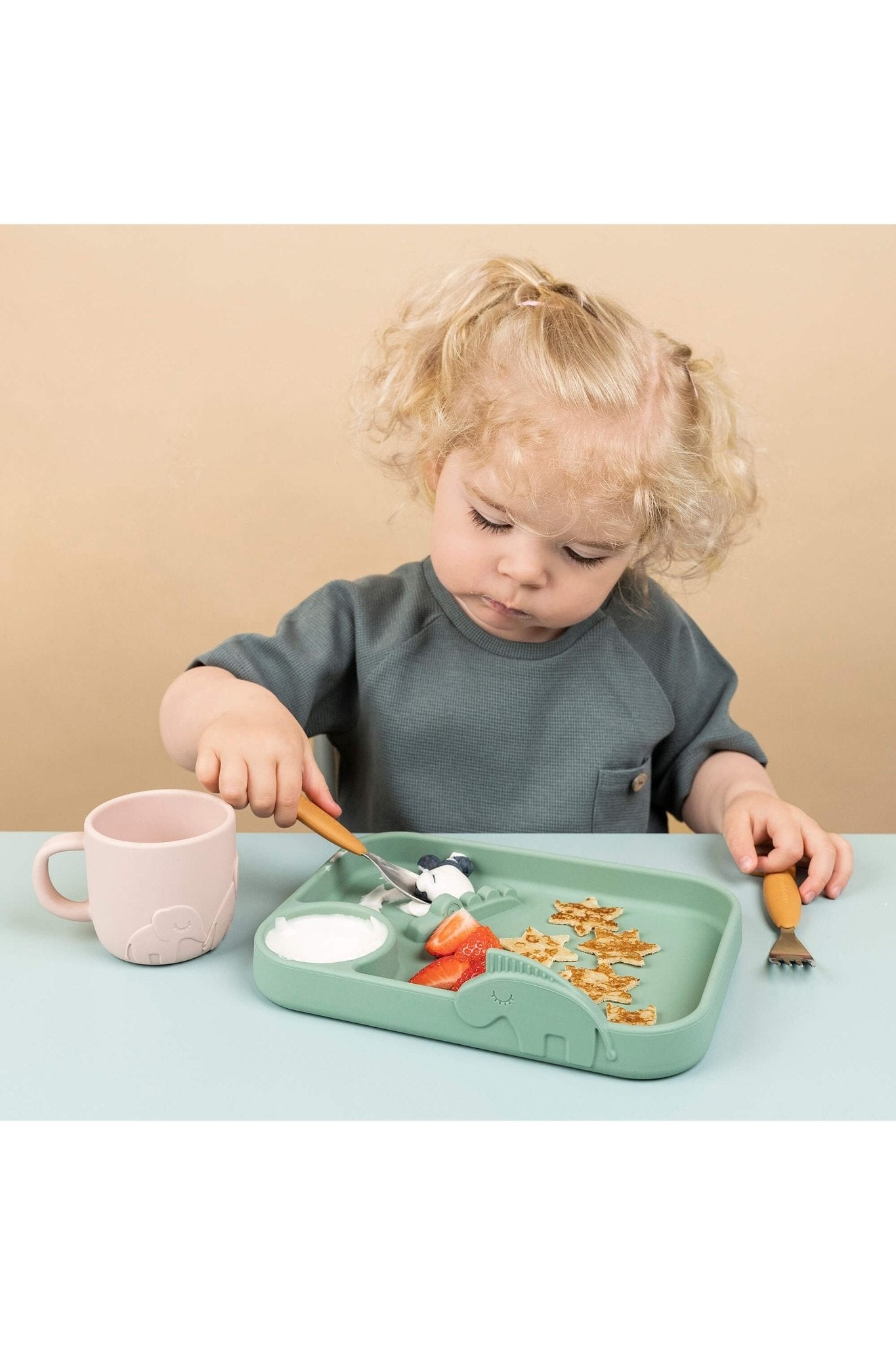 Peekaboo compartment plate Deer friends Green van Done by Deer | Kids Conceptstore Le Fanfare