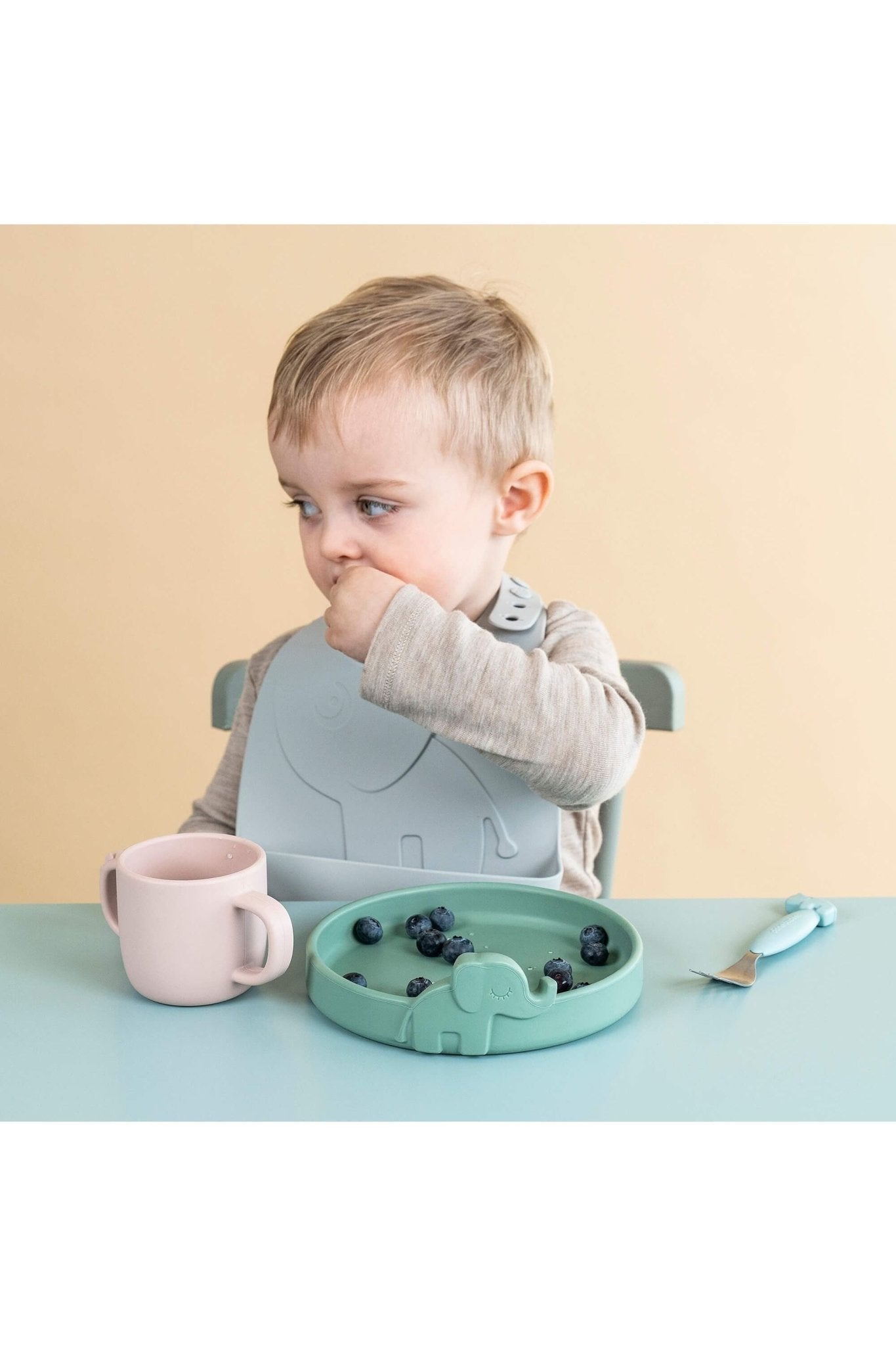 Peekaboo plate Elphee Green van Done by Deer | Kids Conceptstore Le Fanfare