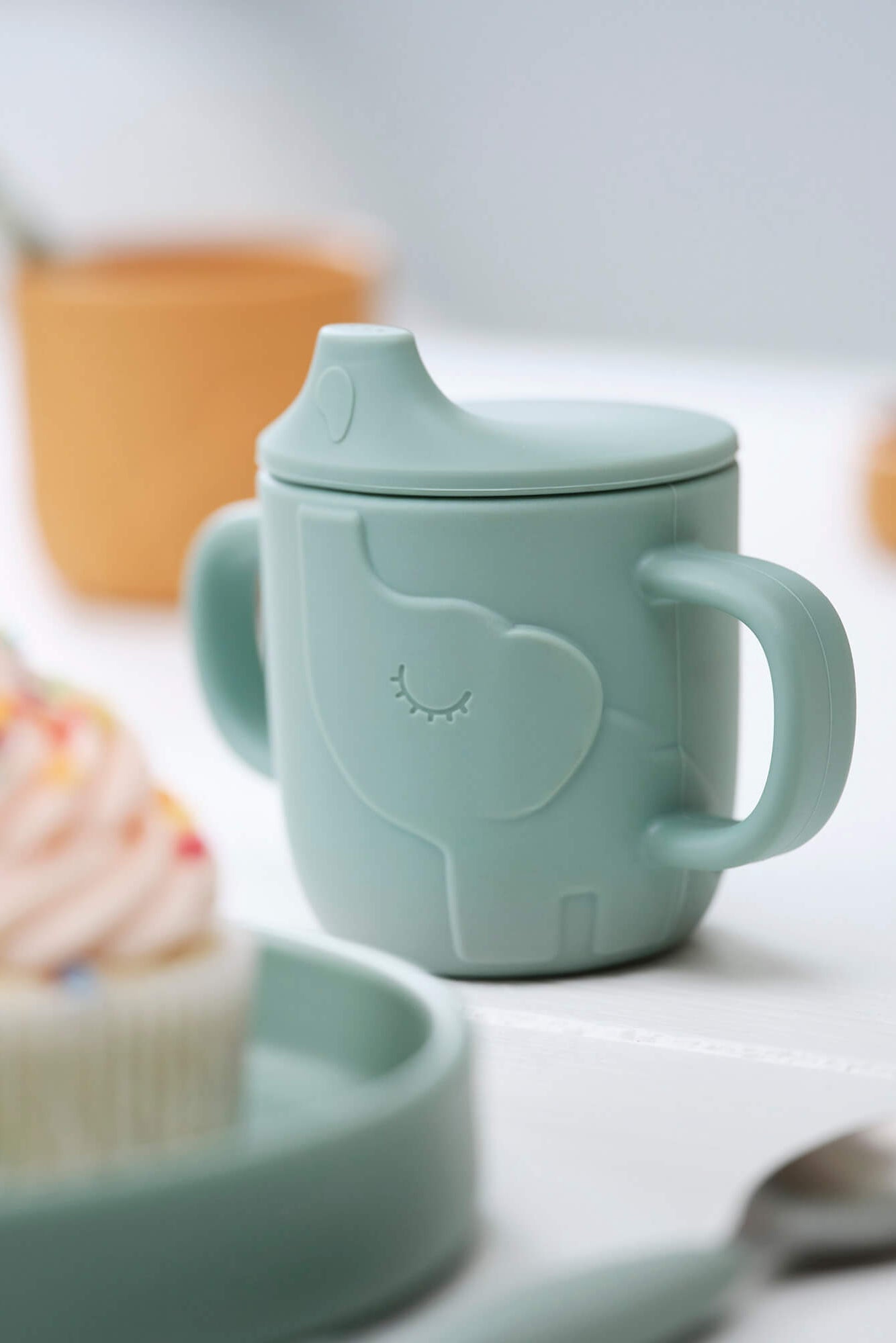 Peekaboo spout cup | Elphee - Blue van Done by Deer | Kids Conceptstore Le Fanfare