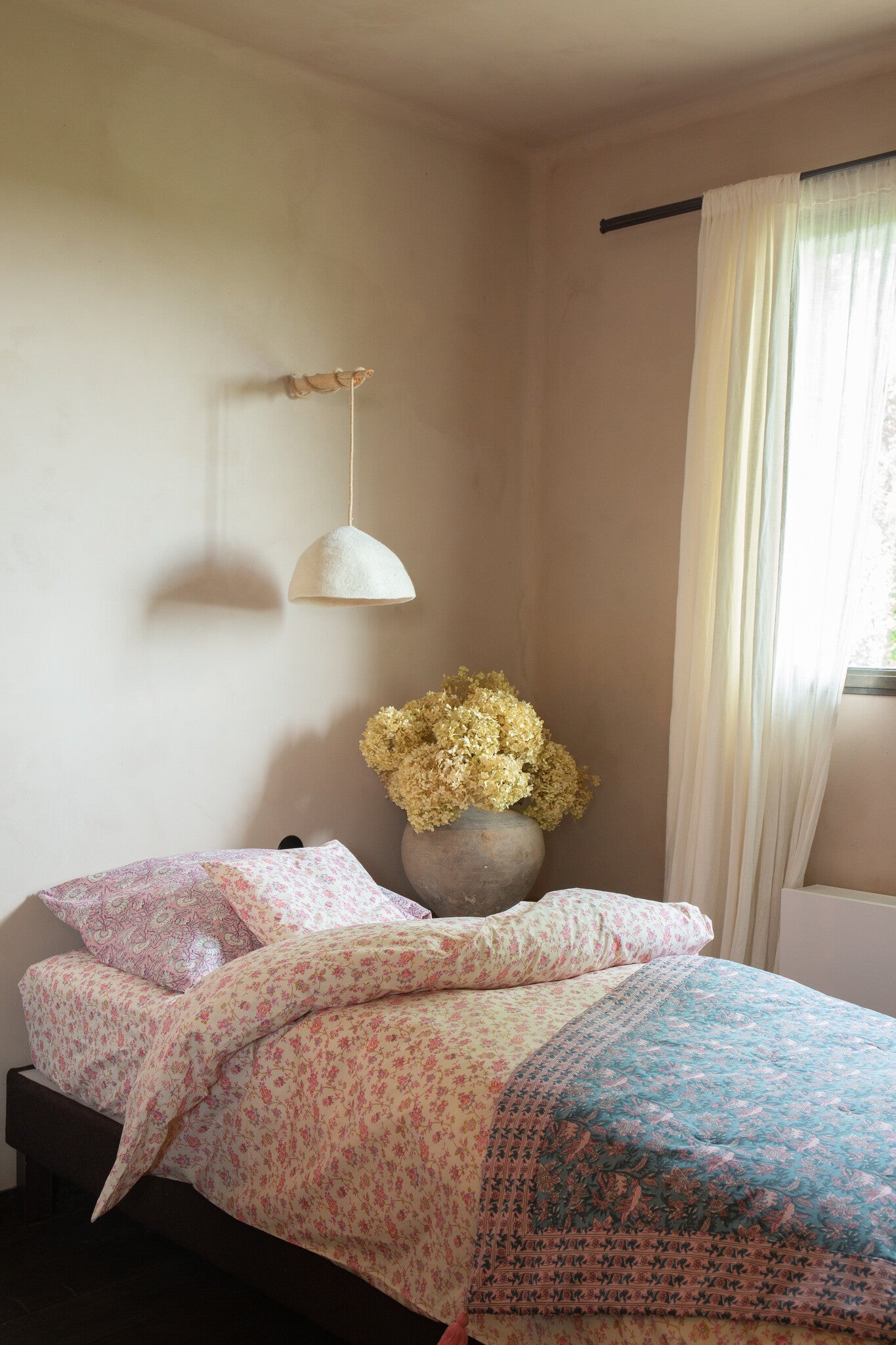 Pillow Case Valerie Pink Daisy Garden 40x40 van Louise Misha | Kids Conceptstore Le Fanfare