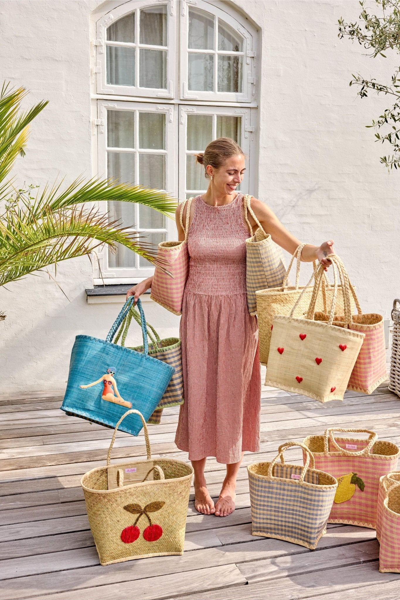 Raffia Bag with Lemon Embroidery in Pink van Rice | Kids Conceptstore Le Fanfare