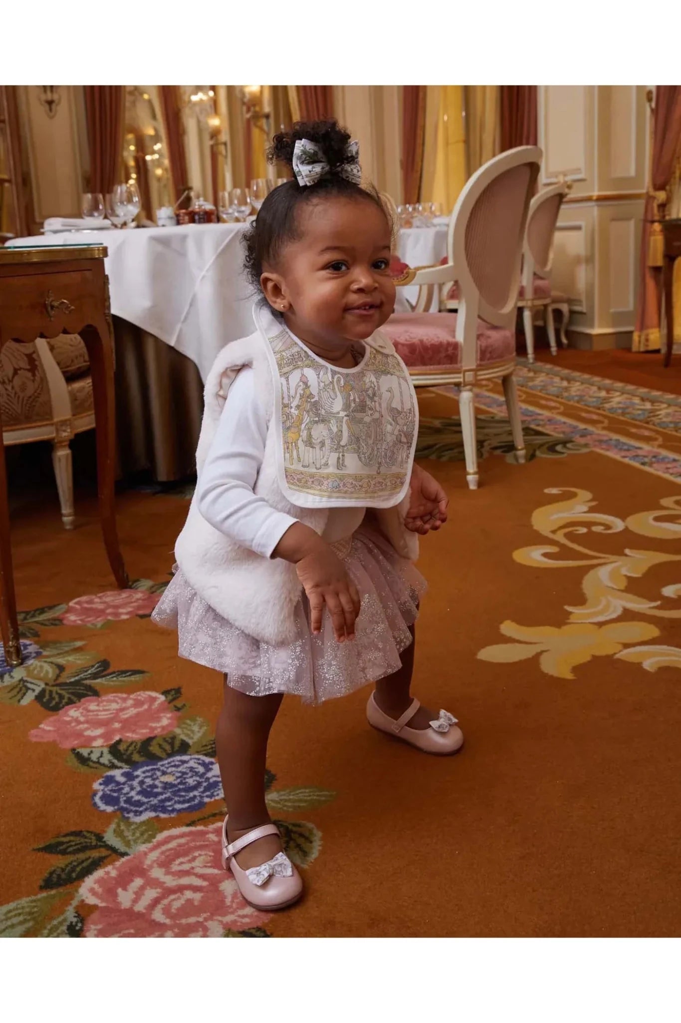 Satin bib - Carousel Pink van Atelier Choux | Kids Conceptstore Le Fanfare