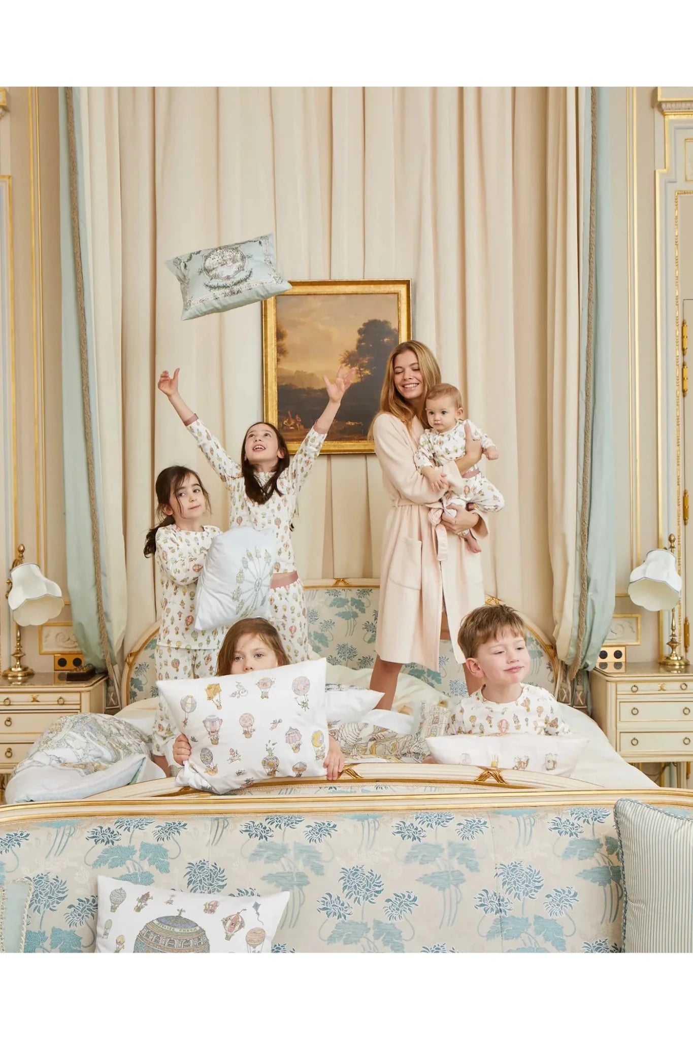 Satin Cushion - Hot Air Balloons van Atelier Choux | Kids Conceptstore Le Fanfare