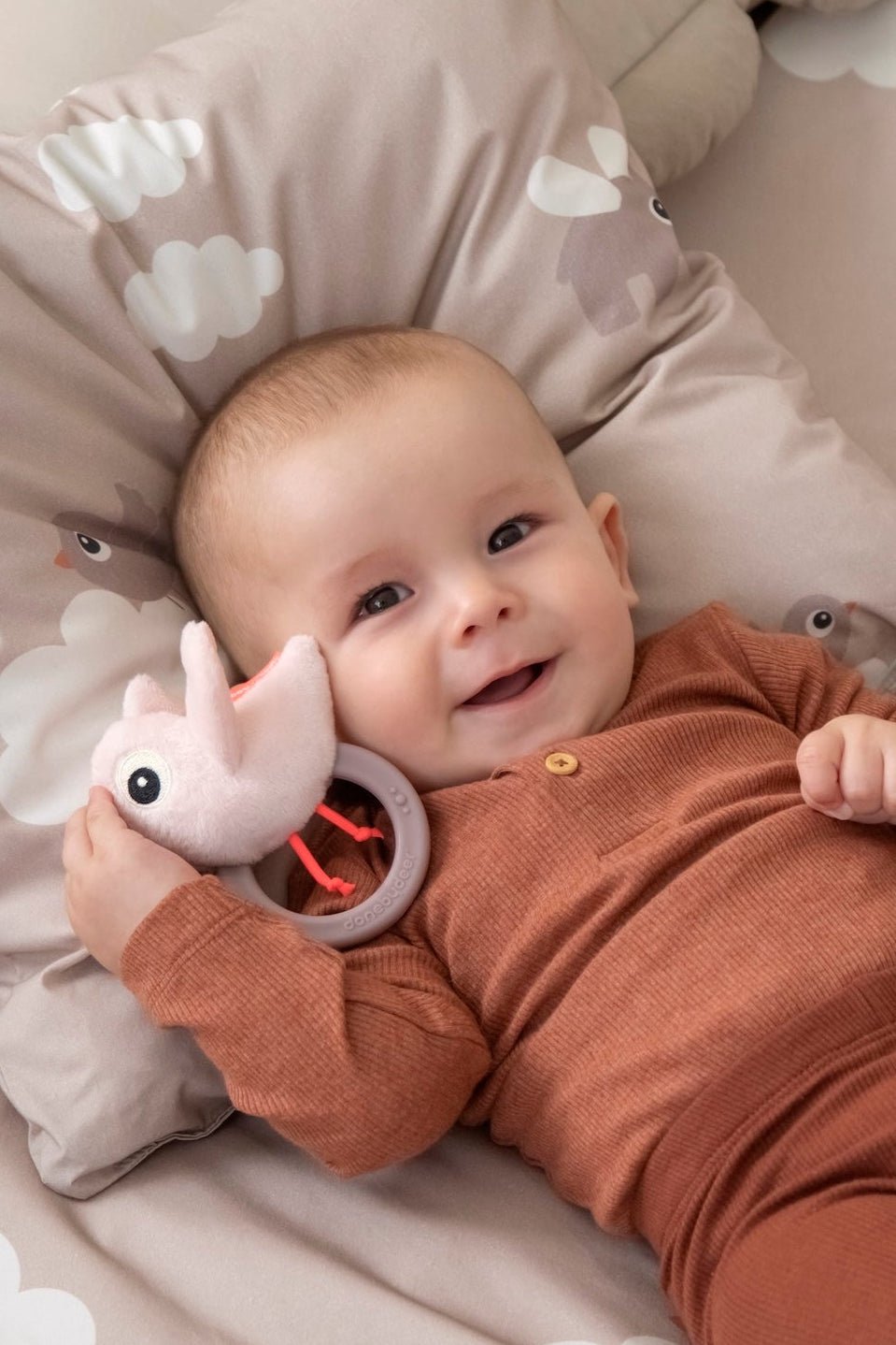 Sensory rattle w/teether | Birdee - Powder van Done by Deer | Kids Conceptstore Le Fanfare