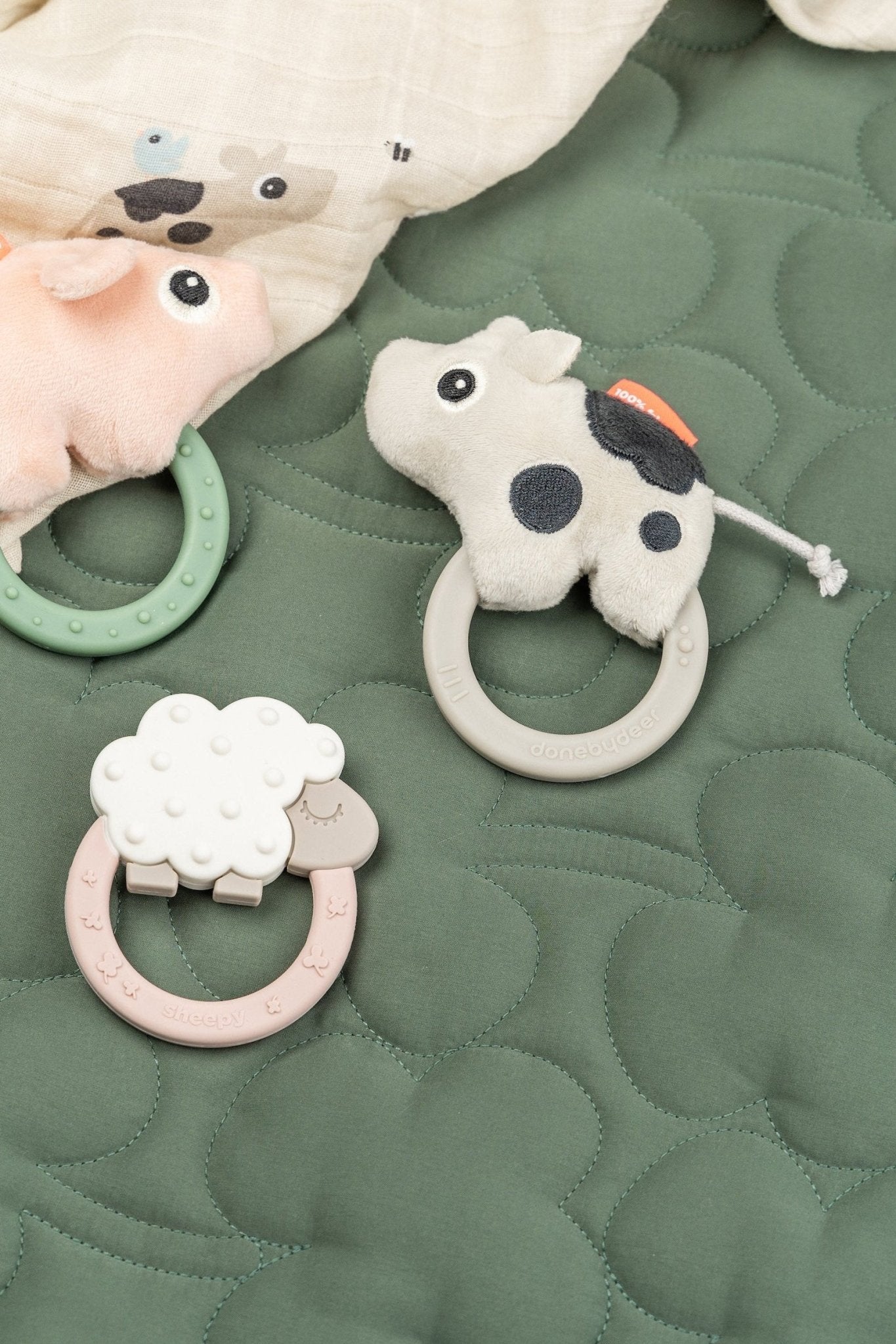 Sensory rattle w/teether | Dotti - Sand van Done by Deer | Kids Conceptstore Le Fanfare