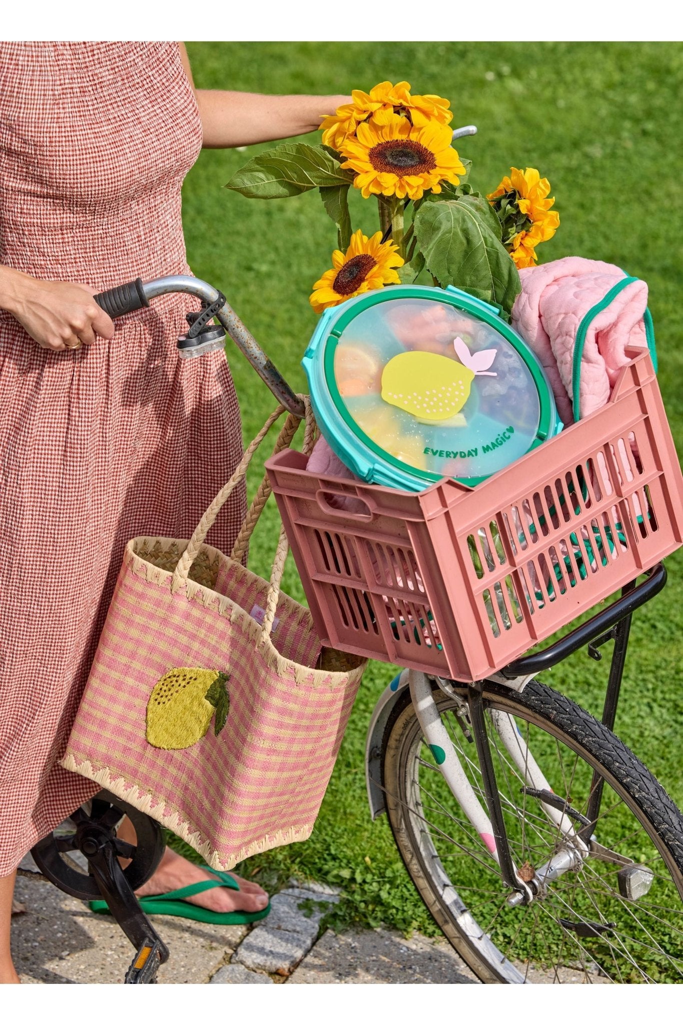 Serving Tray with Handle in Mint with Lemon Print van Rice | Kids Conceptstore Le Fanfare