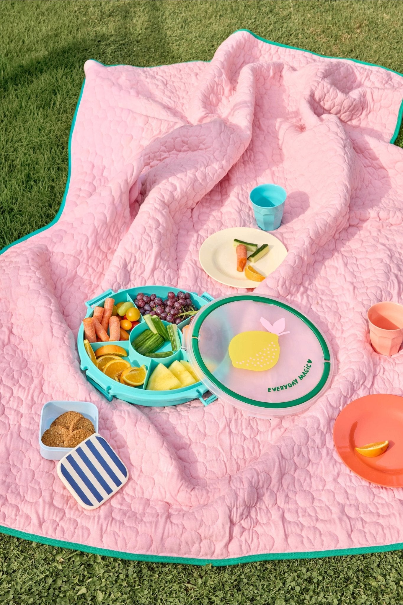 Serving Tray with Handle in Mint with Lemon Print van Rice | Kids Conceptstore Le Fanfare