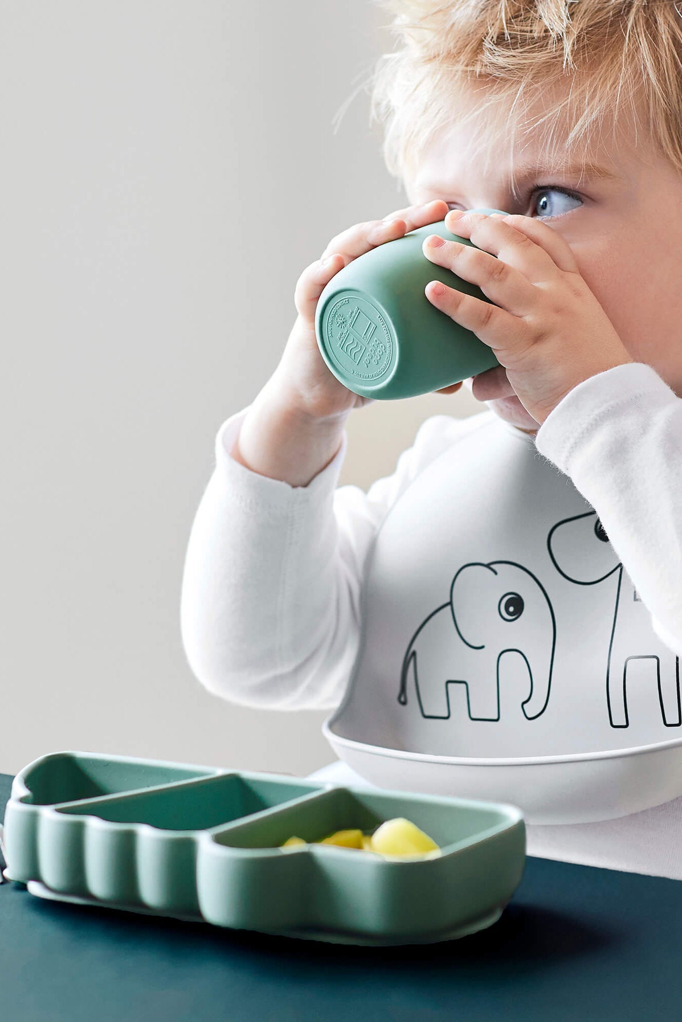 Silicone Stick&Stay snack plate | Croco - Green van Done by Deer | Kids Conceptstore Le Fanfare