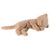 Sleeping kitten plush, Small - Cream peach van Maileg | Kids Conceptstore Le Fanfare