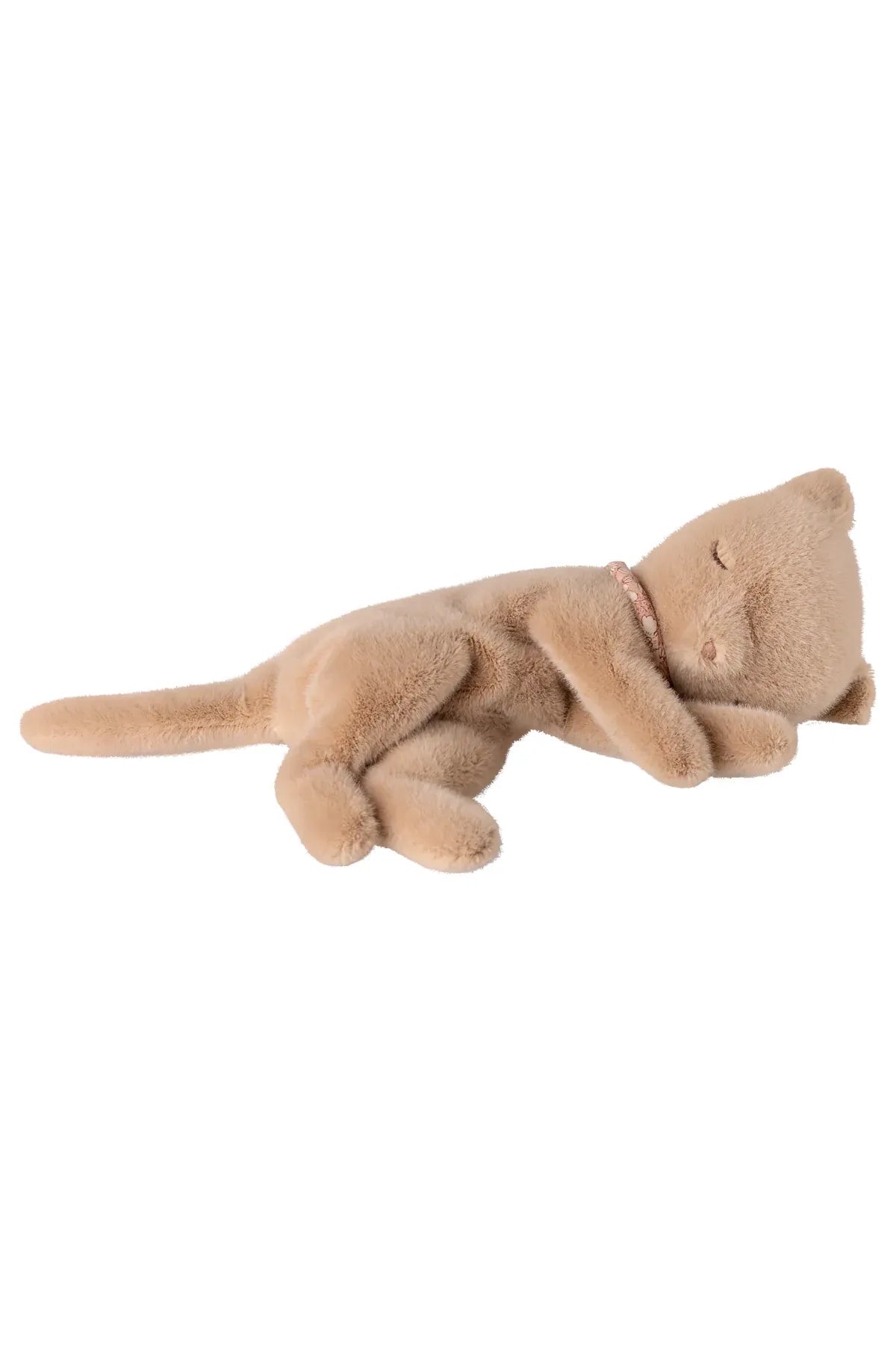 Sleeping kitten plush, Small - Cream peach van Maileg | Kids Conceptstore Le Fanfare