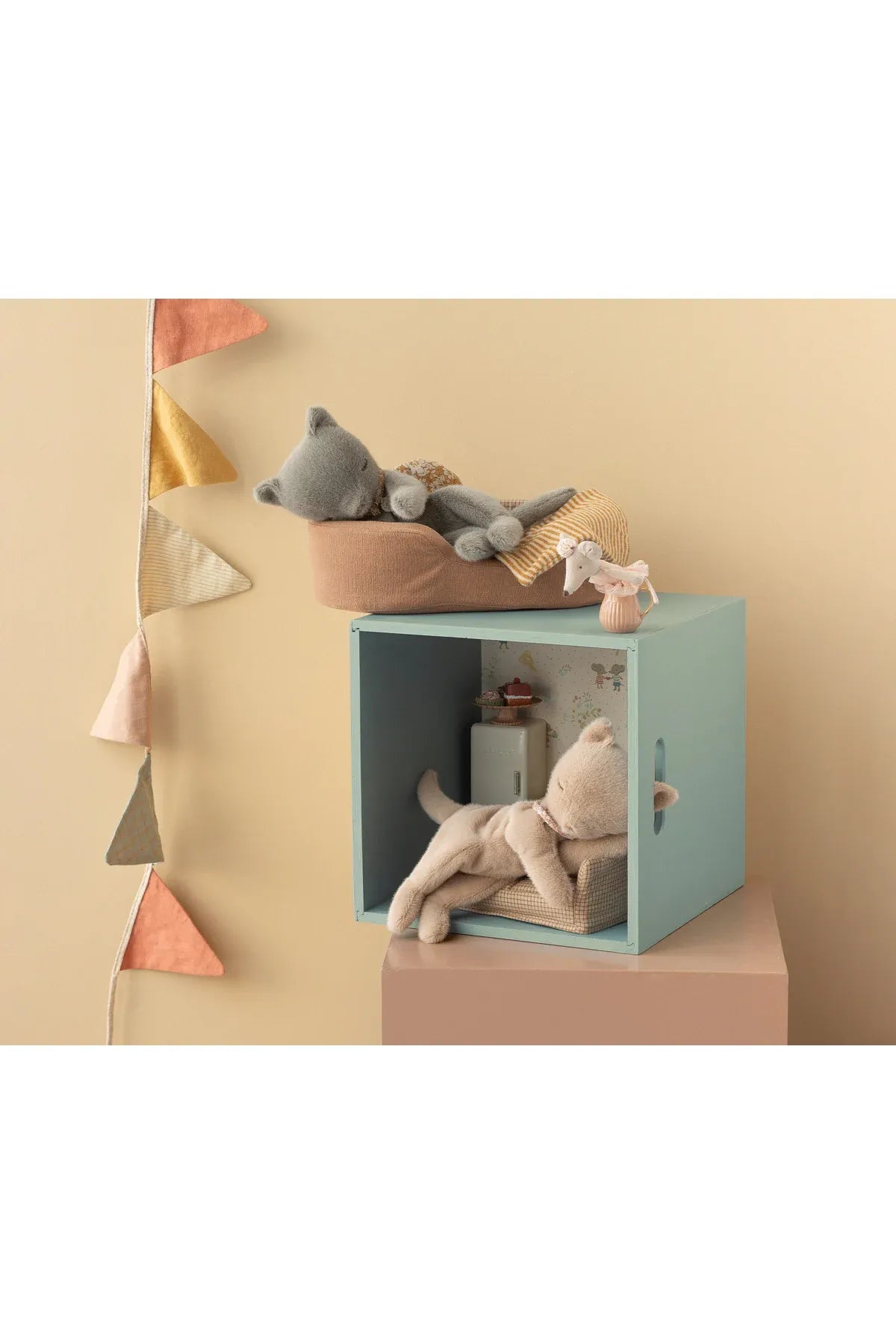 Sleeping kitten plush, Small - Grey van Maileg | Kids Conceptstore Le Fanfare