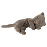 Sleeping kitten plush, Small - Grey van Maileg | Kids Conceptstore Le Fanfare