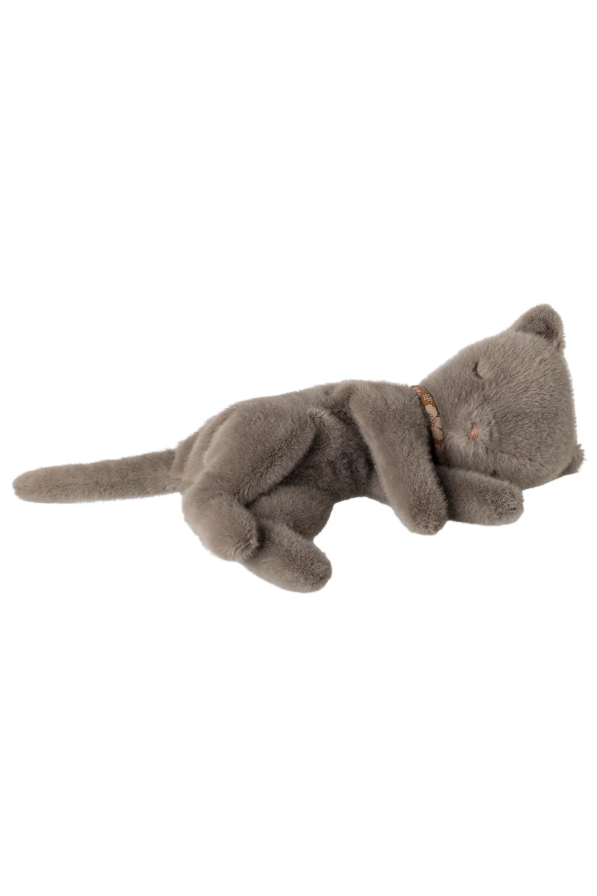 Sleeping kitten plush, Small - Grey van Maileg | Kids Conceptstore Le Fanfare
