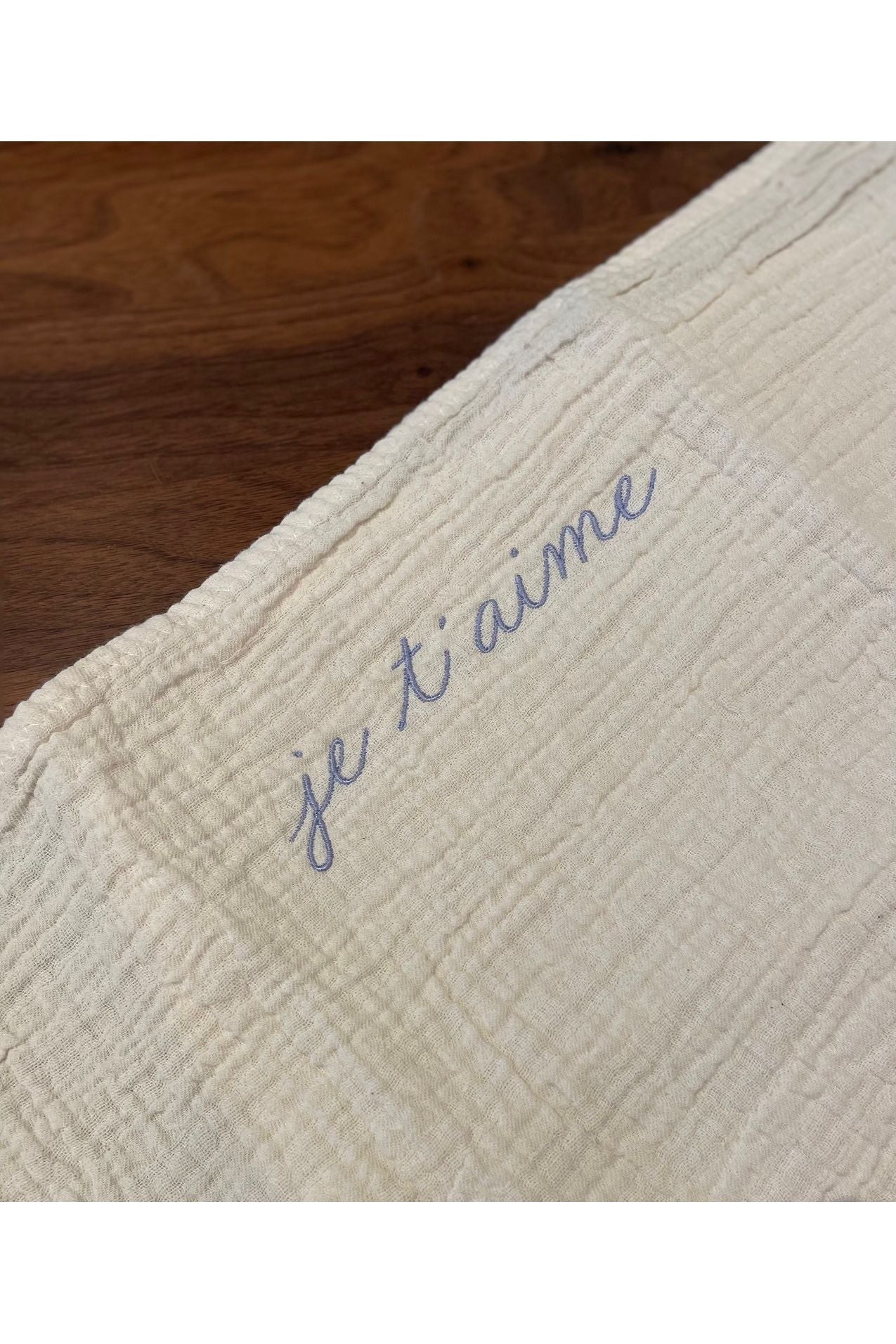 swaddle . je t aime . lavender lilac van atelier an.nur | Kids Conceptstore Le Fanfare
