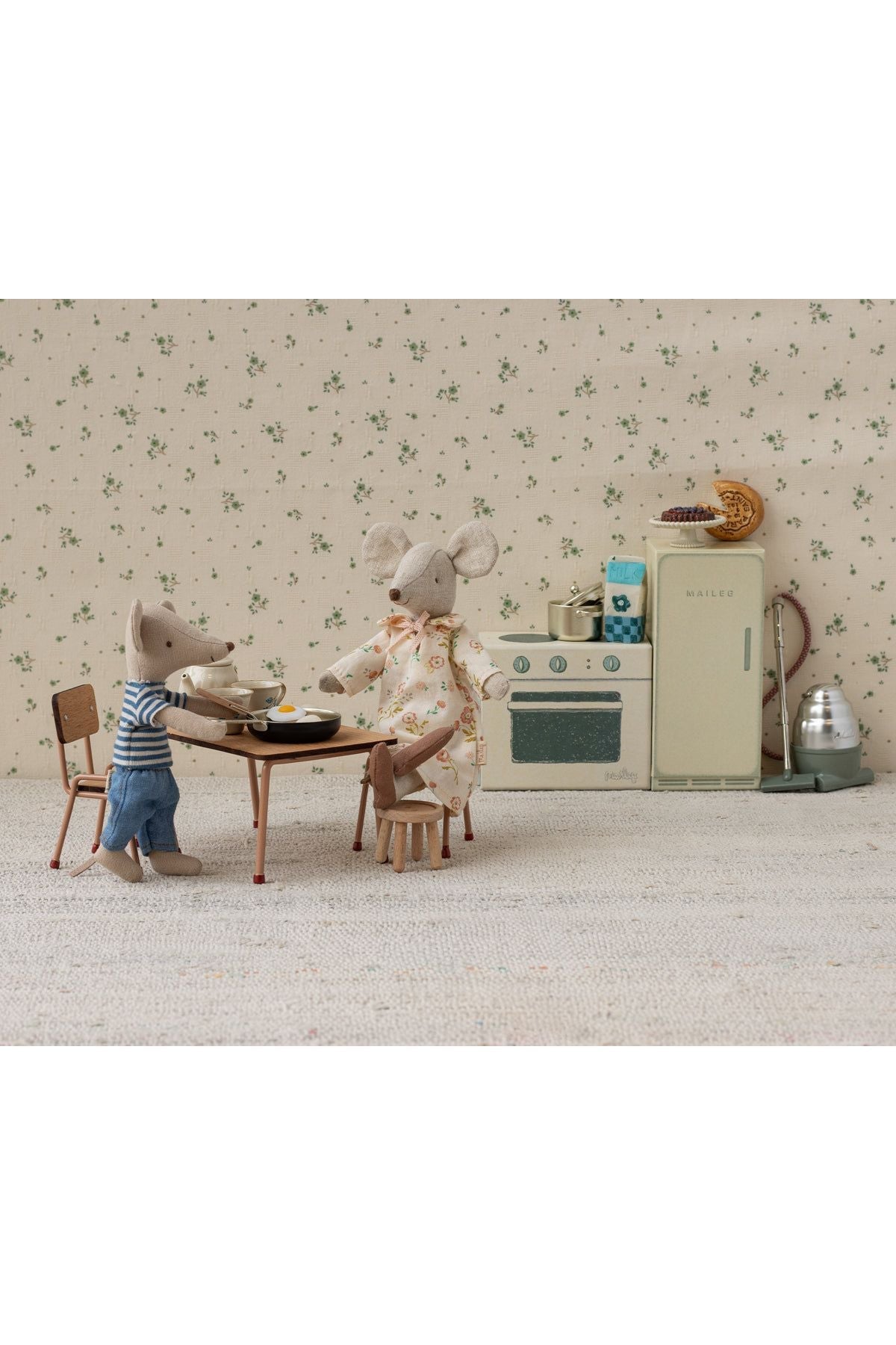 Table And Chair Set, Mouse - Dark Powder van Maileg | Kids Conceptstore Le Fanfare