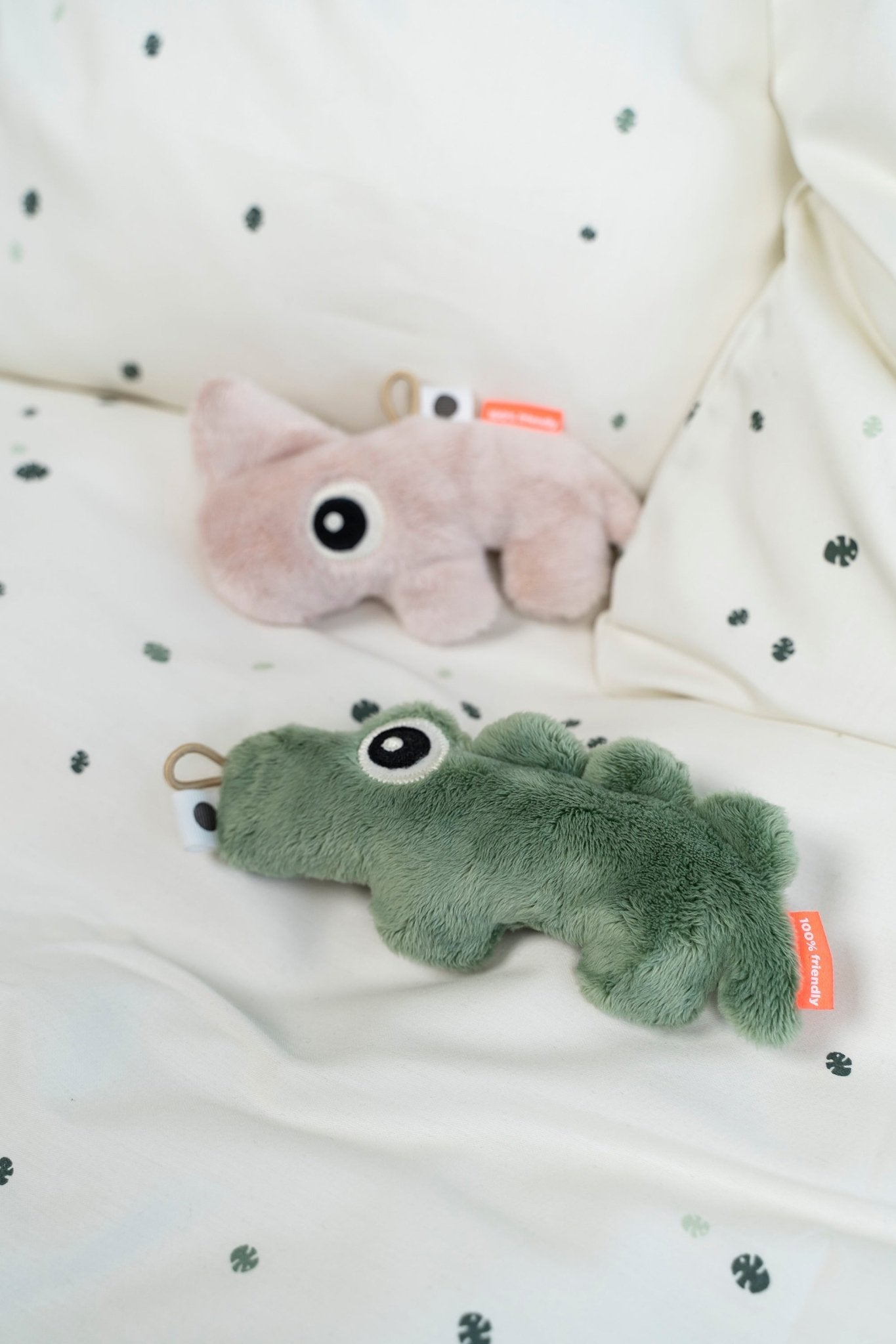 Tiny sensory rattle | Croco - Green van Done by Deer | Kids Conceptstore Le Fanfare