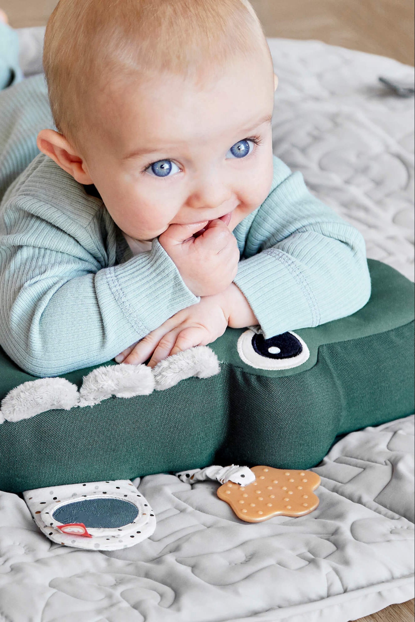 Tummy time activity toy | Croco - Green van Done by Deer | Kids Conceptstore Le Fanfare
