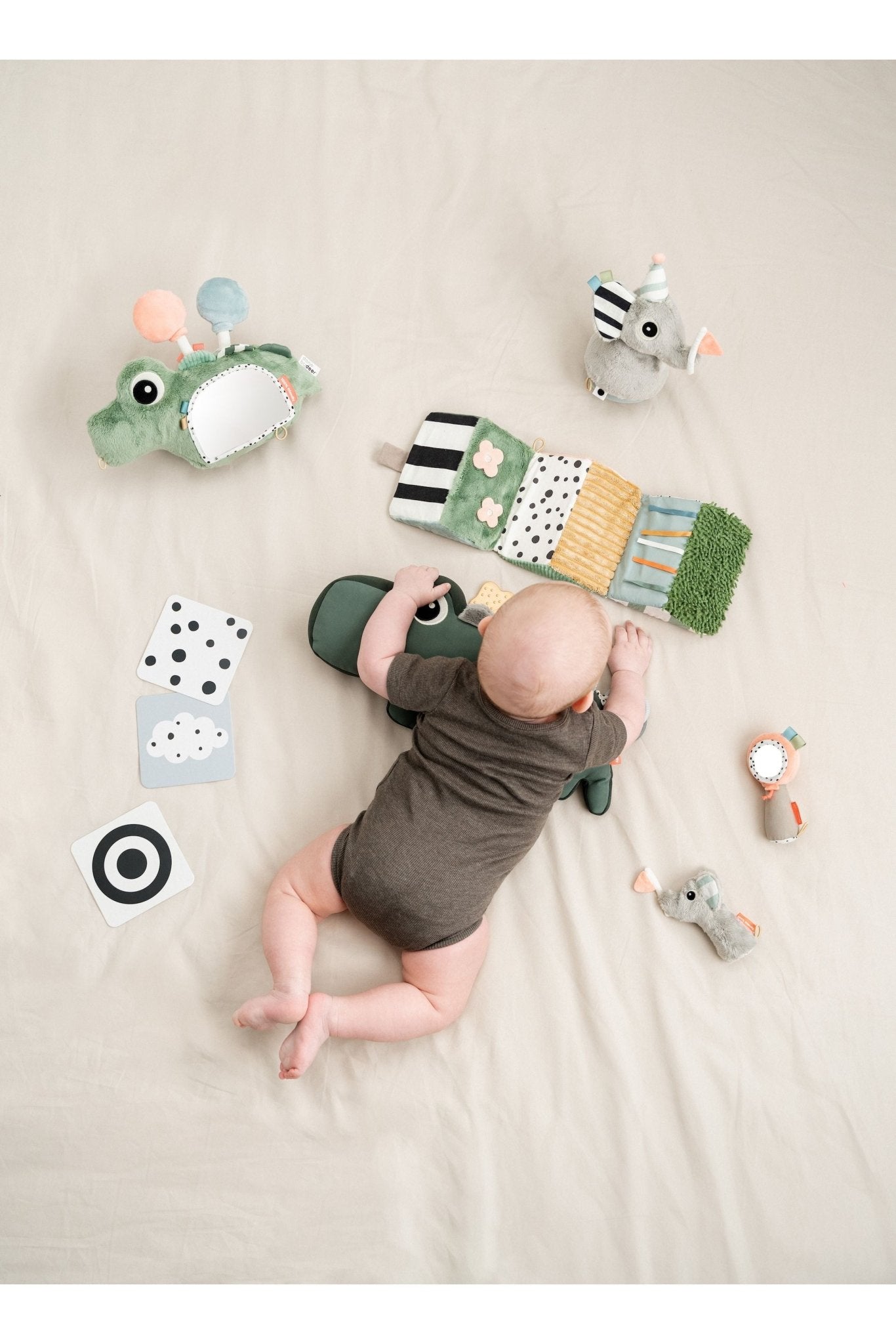 Tummy time activity toy | Croco - Green van Done by Deer | Kids Conceptstore Le Fanfare