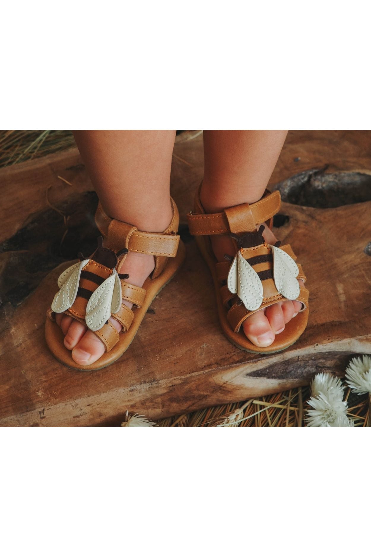 Tuti Sky Bee - Camel Classic Leather van Donsje Amsterdam | Kids Conceptstore Le Fanfare