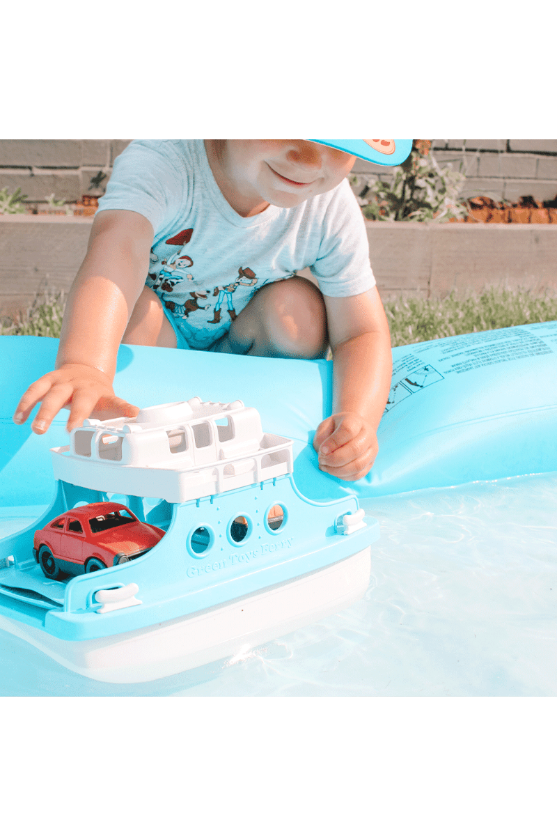 Veerboot met auto's - blauw/wit van Green Toys | Kids Conceptstore Le Fanfare