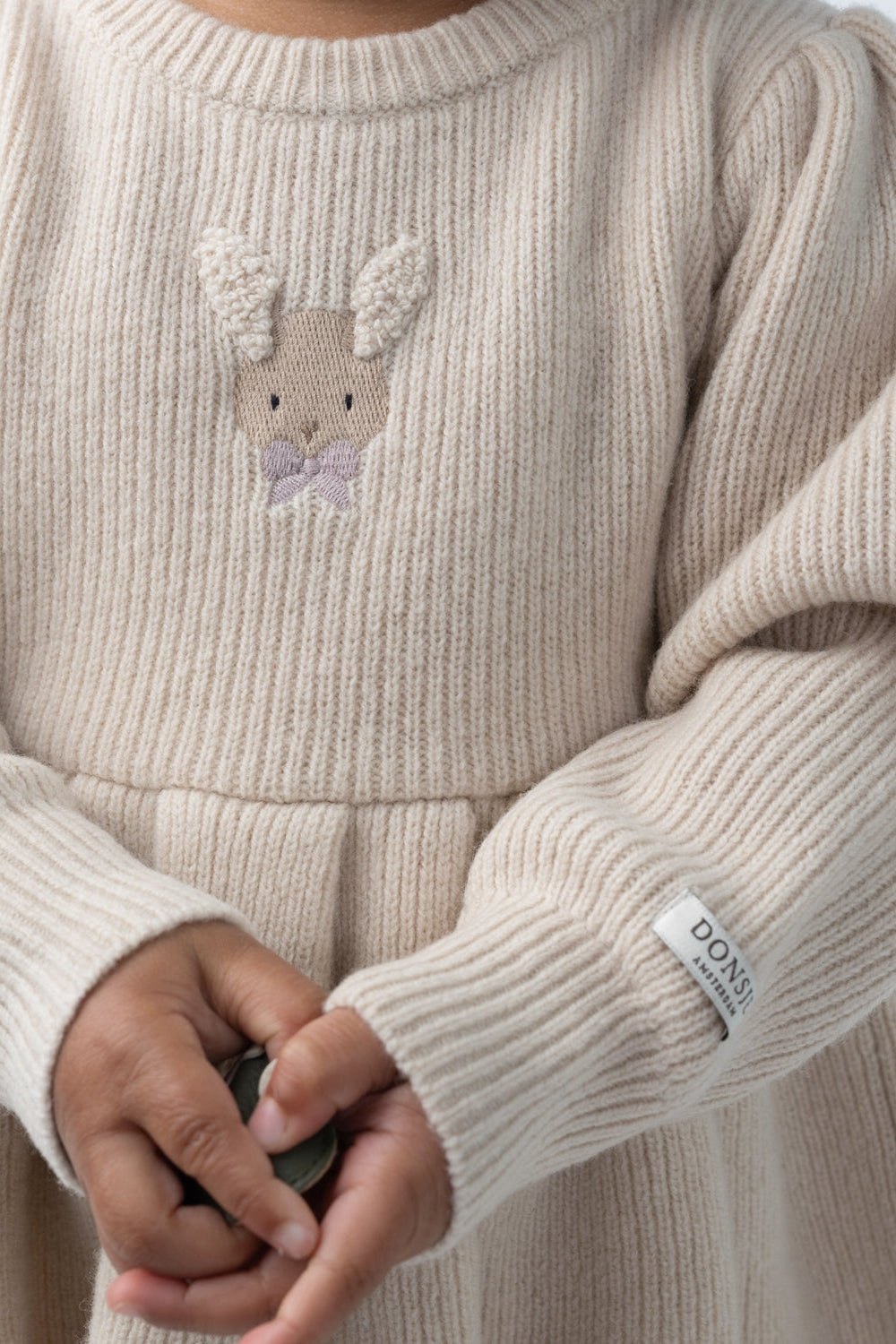 Vikkie Merino Wool Dress | Fluffy Bunny - Soft Sand van Donsje Amsterdam | Kids Conceptstore Le Fanfare