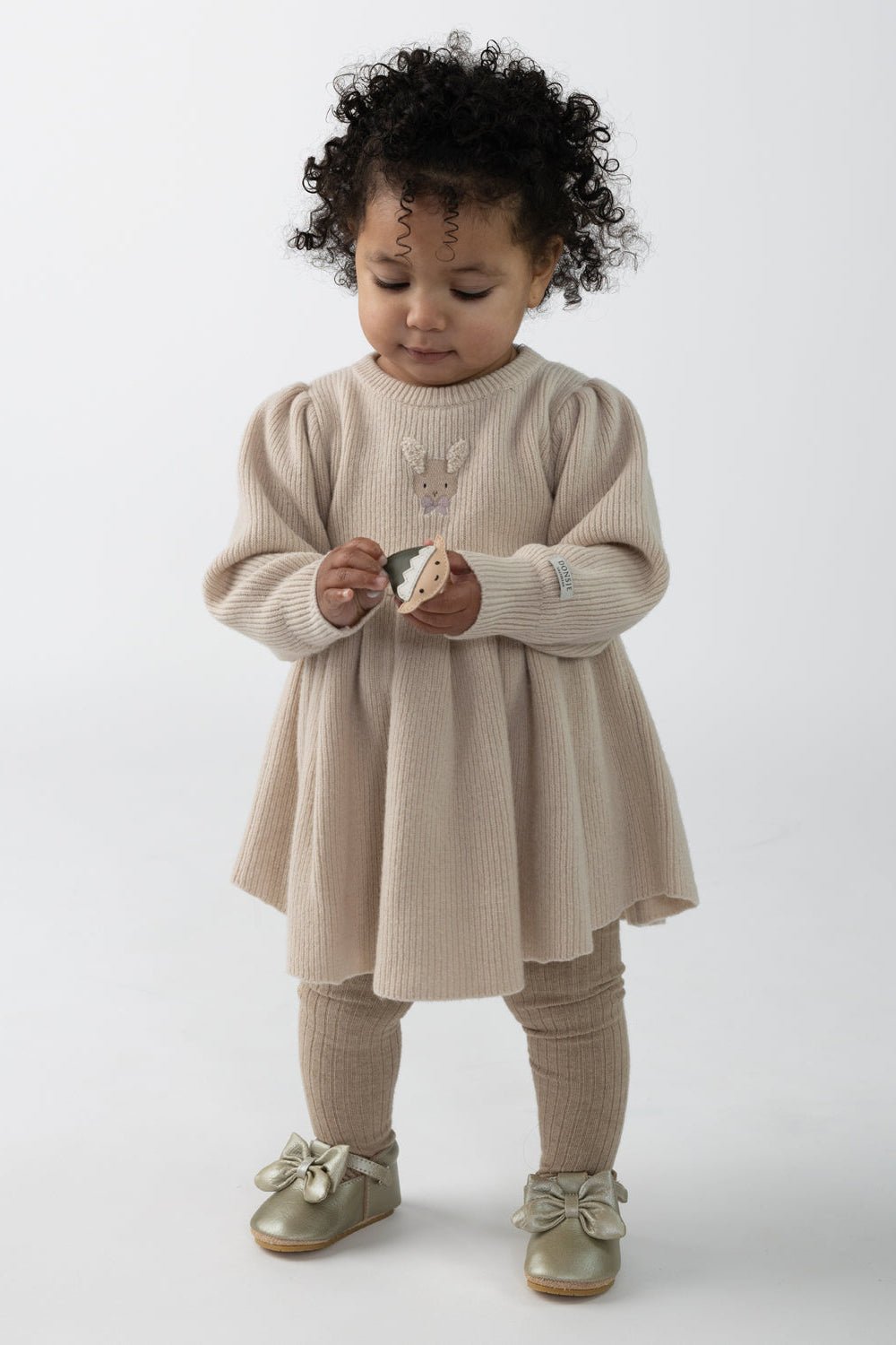 Vikkie Merino Wool Dress | Fluffy Bunny - Soft Sand van Donsje Amsterdam | Kids Conceptstore Le Fanfare