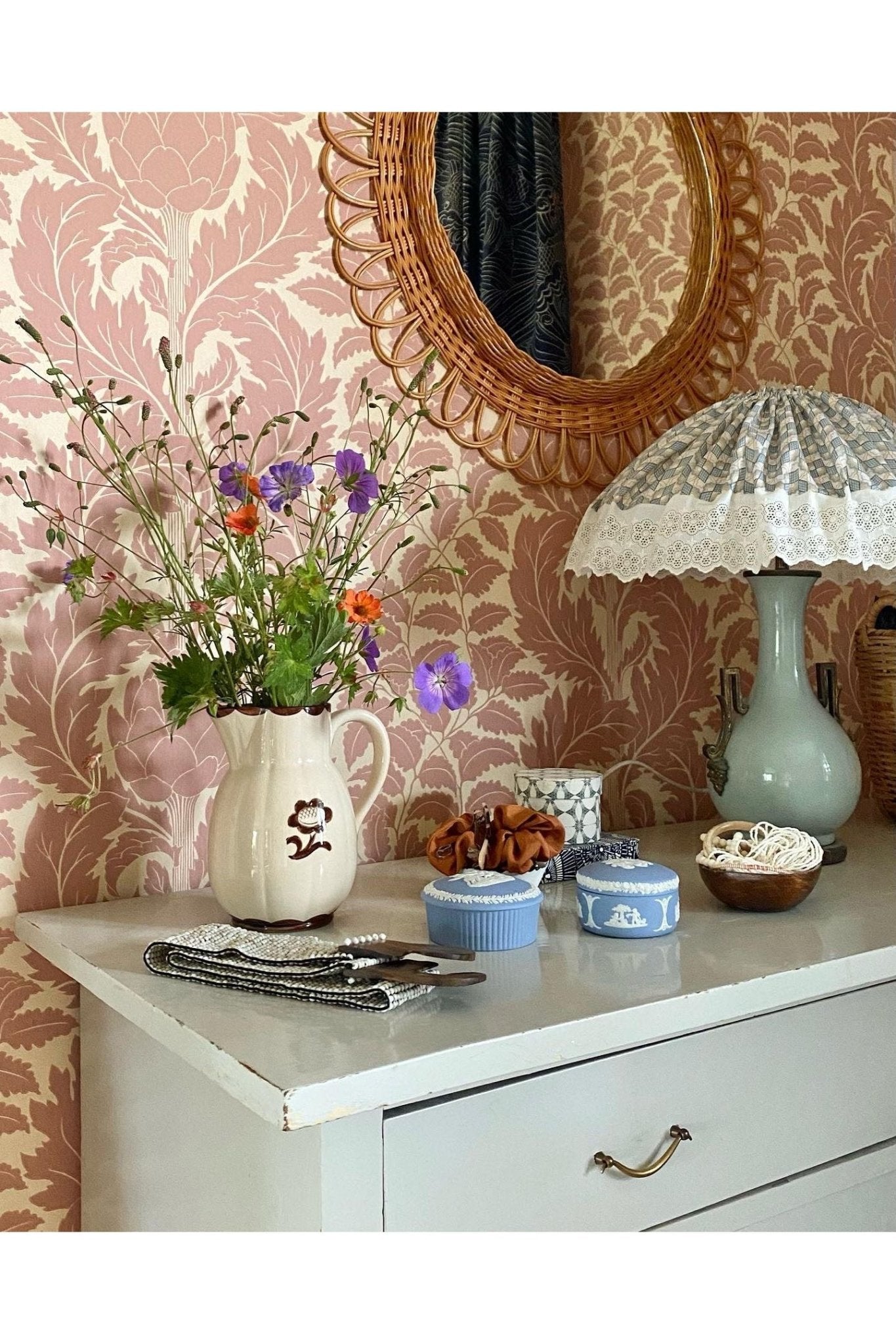 Wallpaper Artichoke - Rose Tea van Långelid / von Brömssen | Kids Conceptstore Le Fanfare