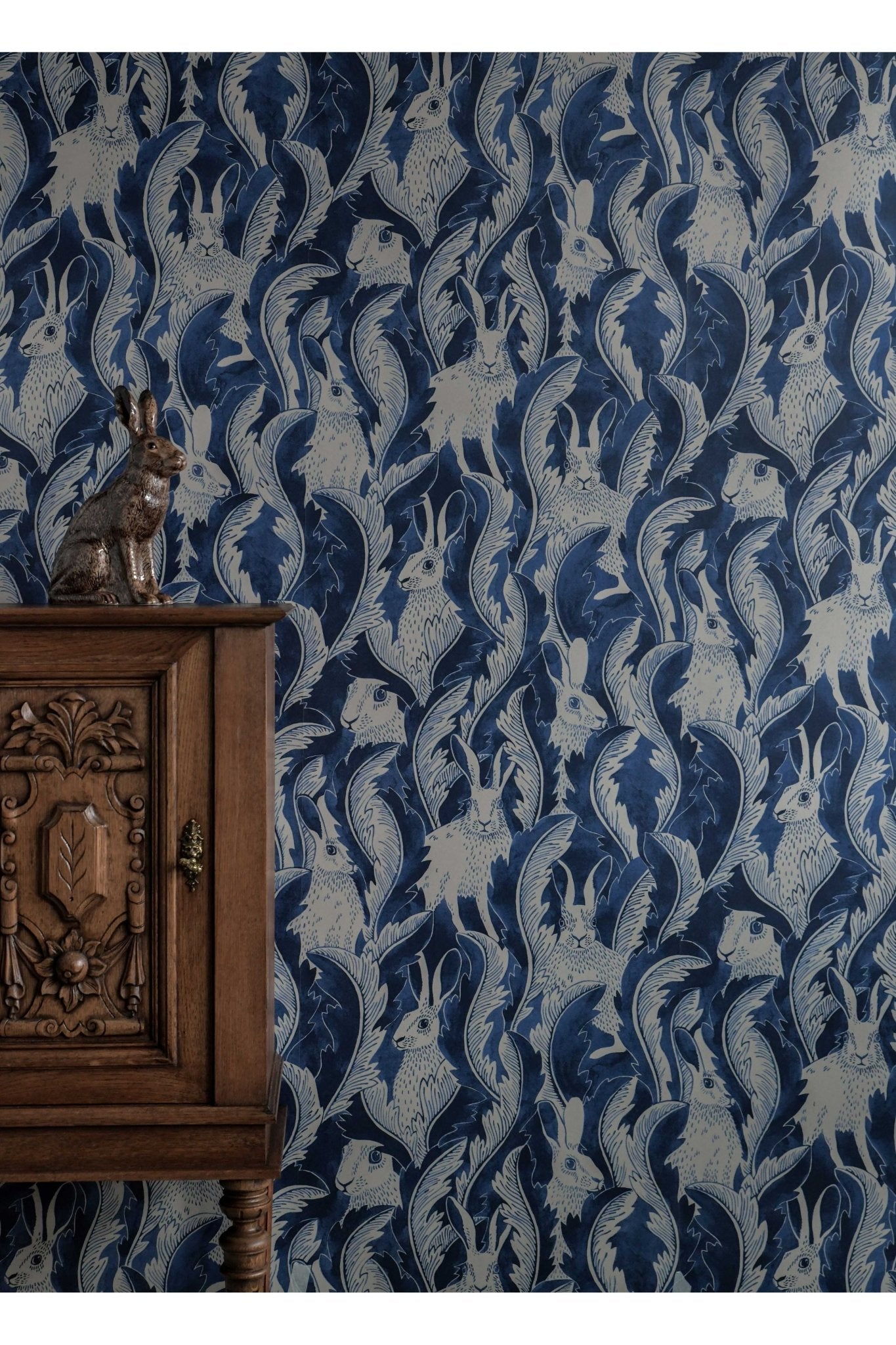Wallpaper Hares In Hiding - Dark Denim van Långelid / von Brömssen | Kids Conceptstore Le Fanfare