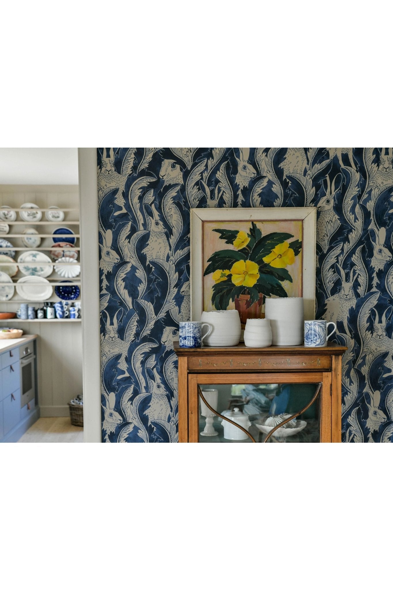 Wallpaper Hares In Hiding - Dark Denim van Långelid / von Brömssen | Kids Conceptstore Le Fanfare