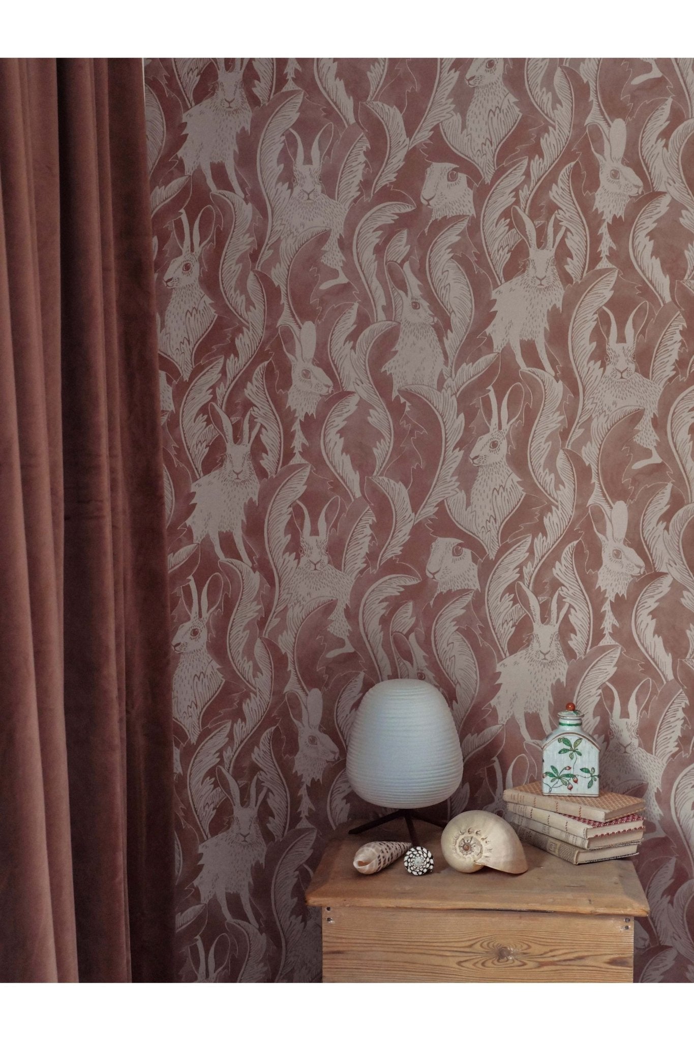 Wallpaper Hares In Hiding - Dusty Pink van Långelid / von Brömssen | Kids Conceptstore Le Fanfare