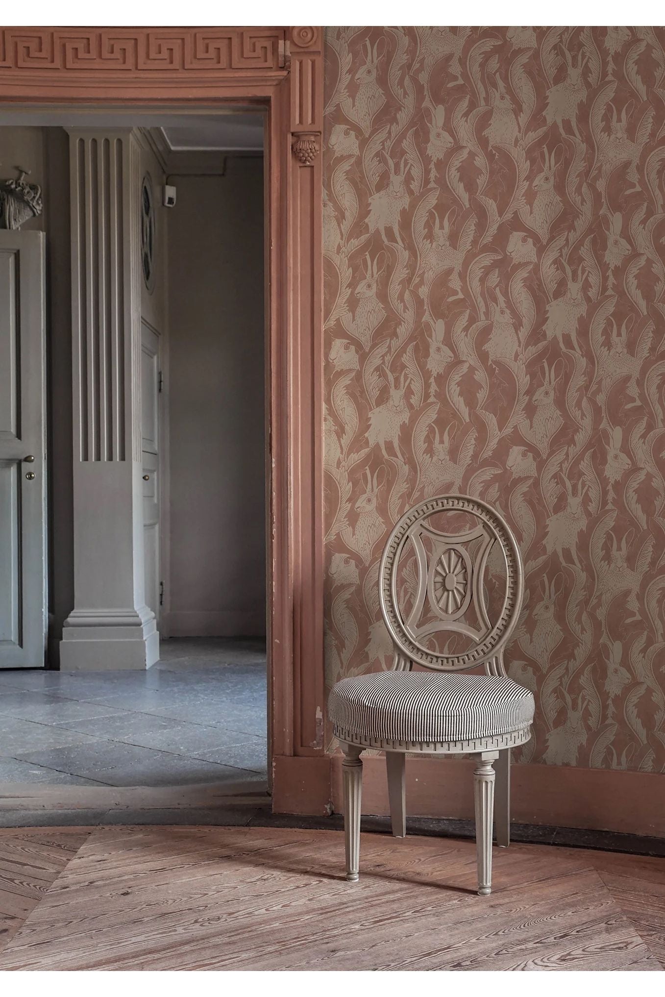 Wallpaper Hares In Hiding - Dusty Pink van Långelid / von Brömssen | Kids Conceptstore Le Fanfare